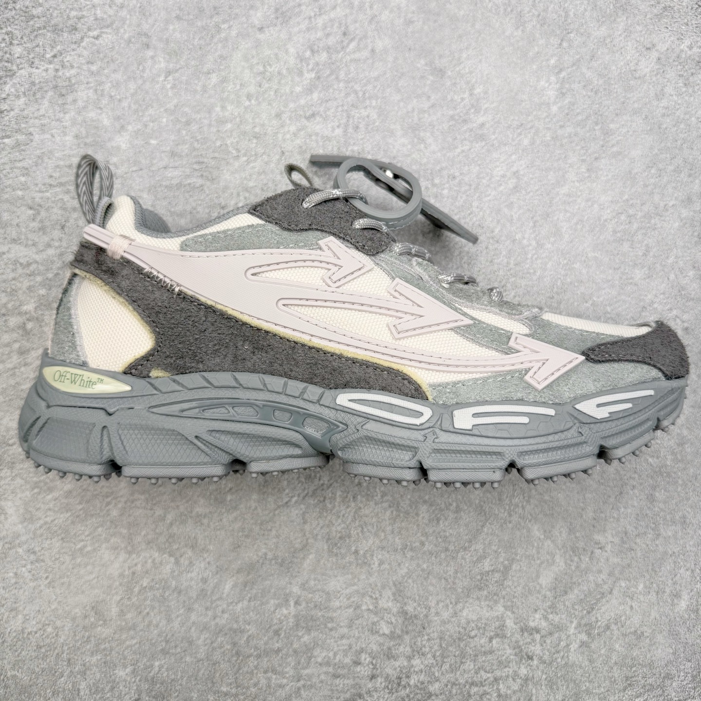 ＃KX Off-White 2024年OW最新款跑鞋 #百分百原盒正确版 原楦原纸板数据开发 4层分离大底#鞋面采用3d立体打印和多种材料拼接而成#防滑耐磨透气性轻便跑鞋 作为曾经爆火 并且定位奢潮领域的标志性品牌 Off-White 仍需要不断更新符合当下潮流时尚的复古运动鞋款，以期收获基本盘消费者的关注 此次更新的 Off-White 新款运动鞋将经典复古老爹鞋细节设计更加夸张化 并将标志性箭头设计置于显著位置 除此之外 整个系列的色彩搭配也可谓纷繁多样 总有一款适合你 Off-White最新运动鞋款估计将在未来几个月登陆品牌专柜 喜欢的朋友切莫错过 尺码：36 37 38 39 40 41 42 43 44 45 46 47-选品中心