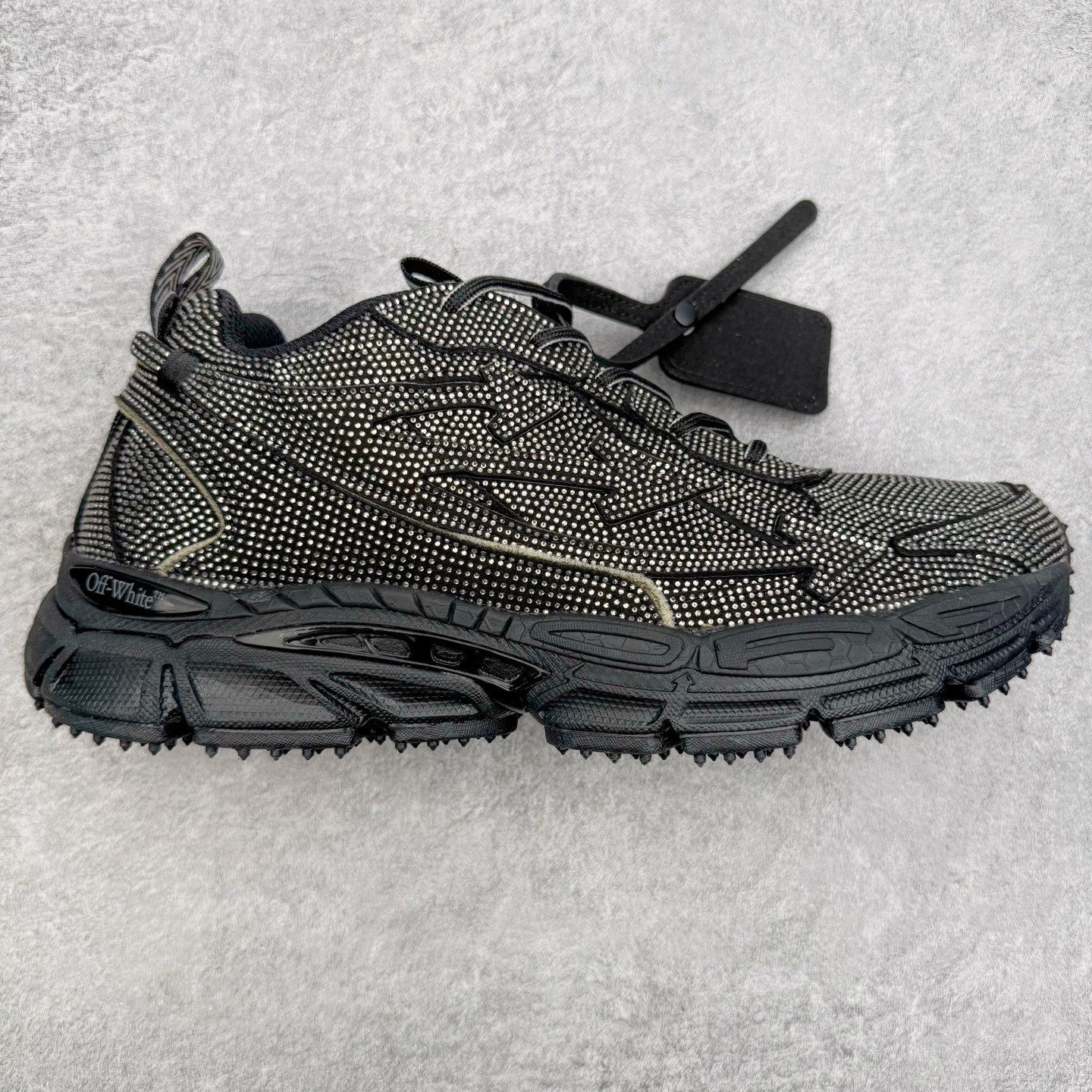 ＃KX Off-White 2024年OW最新款跑鞋 #百分百原盒正确版 原楦原纸板数据开发 4层分离大底#鞋面采用3d立体打印和多种材料拼接而成#防滑耐磨透气性轻便跑鞋 作为曾经爆火 并且定位奢潮领域的标志性品牌 Off-White 仍需要不断更新符合当下潮流时尚的复古运动鞋款，以期收获基本盘消费者的关注 此次更新的 Off-White 新款运动鞋将经典复古老爹鞋细节设计更加夸张化 并将标志性箭头设计置于显著位置 除此之外 整个系列的色彩搭配也可谓纷繁多样 总有一款适合你 Off-White最新运动鞋款估计将在未来几个月登陆品牌专柜 喜欢的朋友切莫错过 尺码：36 37 38 39 40 41 42 43 44 45 46 47-选品中心