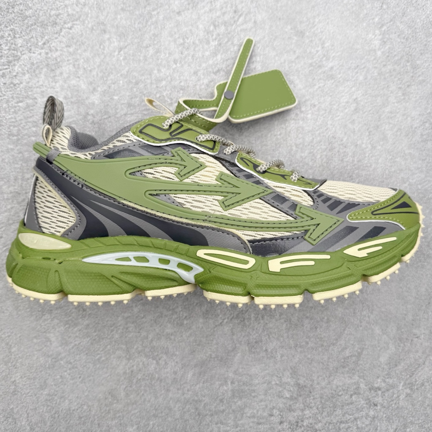 ＃KX Off-White 2024年OW最新款跑鞋 #百分百原盒正确版 原楦原纸板数据开发 4层分离大底#鞋面采用3d立体打印和多种材料拼接而成#防滑耐磨透气性轻便跑鞋 作为曾经爆火 并且定位奢潮领域的标志性品牌 Off-White 仍需要不断更新符合当下潮流时尚的复古运动鞋款，以期收获基本盘消费者的关注 此次更新的 Off-White 新款运动鞋将经典复古老爹鞋细节设计更加夸张化 并将标志性箭头设计置于显著位置 除此之外 整个系列的色彩搭配也可谓纷繁多样 总有一款适合你 Off-White最新运动鞋款估计将在未来几个月登陆品牌专柜 喜欢的朋友切莫错过 尺码：36 37 38 39 40 41 42 43 44 45 46 47-选品中心