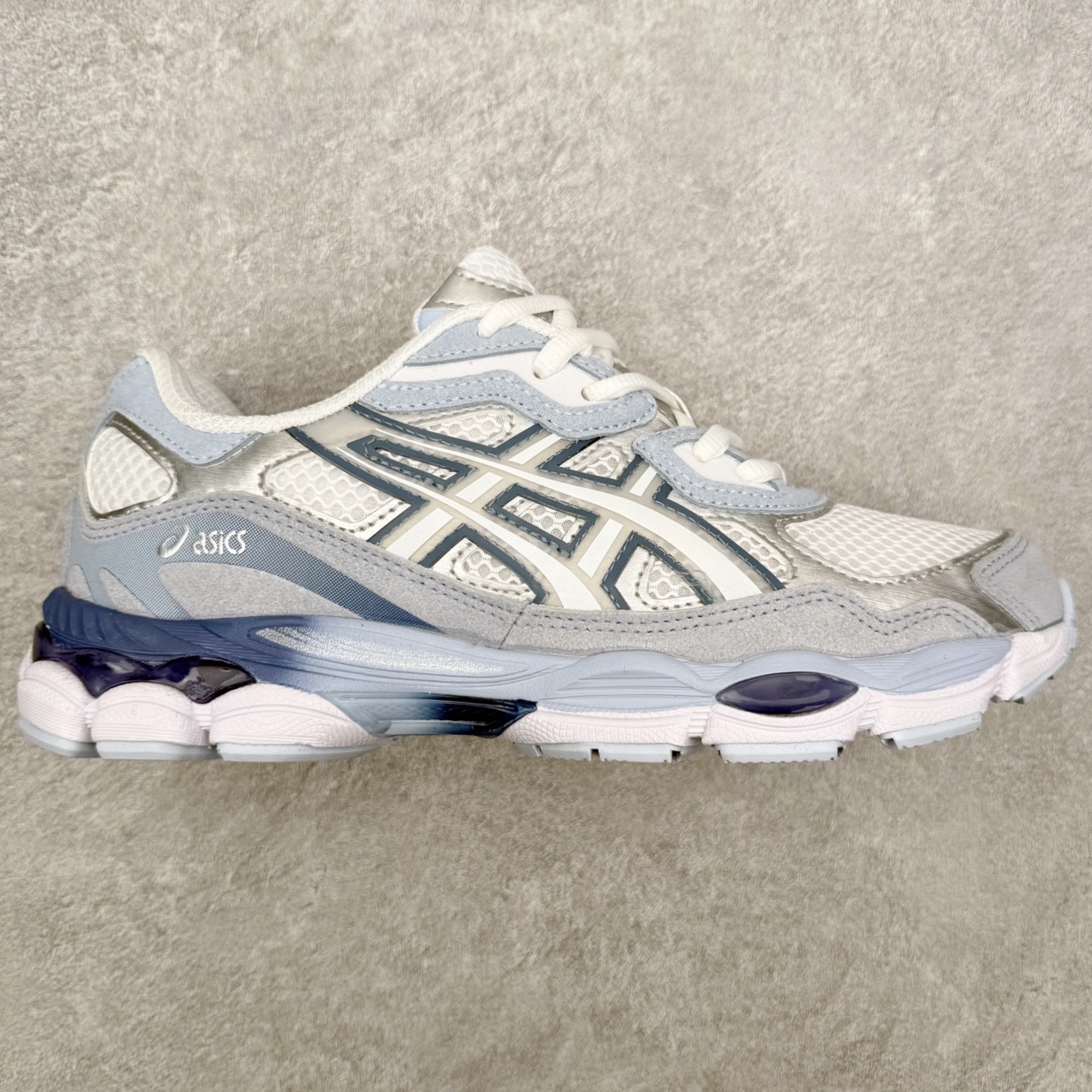 Asics GEL-NYC 亚瑟士防滑耐磨透气低帮运动休闲鞋 GEL-NYC™ 运动鞋的灵感源自传统和现代高性能跑步风格 其鞋面结构参考了 2000 年代初的 GEL-NIMBUS™ 3 鞋 并将其与 MC-PLUS V 设计中的各种装饰融为一体 该工装通过使用 GEL-CUMULUS® 16 鞋的工装系统来对比鞋面的复古风格 通过轻质泡沫和 GEL® 技术嵌入物的结合 这种中底结构有助于创造先进的脚底舒适度 尺码：36 37 37.5 38 39 40.5 41.5 42 42.5 43.5 44 45-选品中心