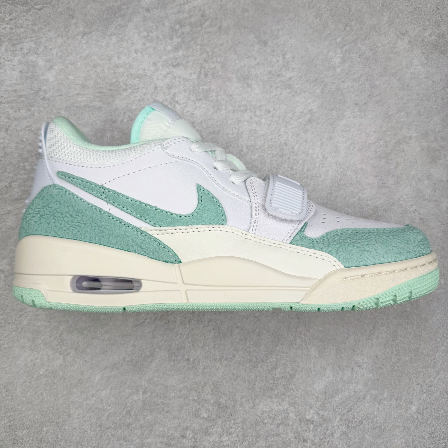 图片[8]-＃KZ神版 Air Jordan Legacy AJ312 Low 低帮复古篮球鞋 市场最强独一档产物 全套原纸板楦头开发 原厂大底磨具加持立体防滑纹理 原档数据后跟TPU子母扣魔术贴 原装可视Air Sole气垫 原汁原味最完美的312代版型 唯一正确鞋头趴度弧度高度鞋身腰线 进口港宝加持 后跟自然饱满 全鞋荧光划线卡点 追求极致完美 每一双都是工艺品 多重QC质检 超越公司货的品控标准 实实在在的免检产品 鞋身采用了皮革材质打造 横跨鞋面的魔术贴十分吸睛 侧面的Swoosh Logo的一部分被鞋面遮挡了一部分 颇具玩味 魔术贴上标有NK标识 而鞋舌上是Jordan的经典红色飞翼Logo 后跟和鞋底均采用了AJ3的设计 后跟上同样也使用了经典的爆裂纹图案 尺码：36 36.5 37.5 38 38.5 39 40 40.5 41 42 42.5 43 44 44.5 45 46 47.5-选品中心