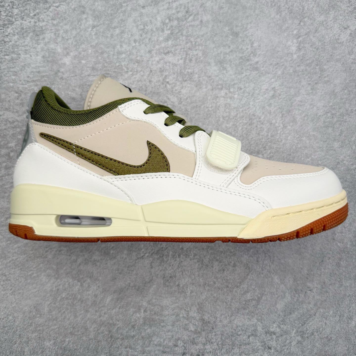 图片[6]-＃KZ神版 Air Jordan Legacy AJ312 复古篮球鞋 市场最强独一档产物 全套原纸板楦头开发 原厂大底磨具加持立体防滑纹理 原档数据后跟TPU子母扣魔术贴 原装可视Air Sole气垫 原汁原味最完美的312代版型 唯一正确鞋头趴度弧度高度鞋身腰线 进口港宝加持 后跟自然饱满 全鞋荧光划线卡点 追求极致完美 每一双都是工艺品 多重QC质检 超越公司货的品控标准 实实在在的免检产品 鞋身采用了皮革材质打造 横跨鞋面的魔术贴十分吸睛 侧面的Swoosh Logo的一部分被鞋面遮挡了一部分 颇具玩味 魔术贴上标有NK标识 而鞋舌上是Jordan的经典红色飞翼Logo 后跟和鞋底均采用了AJ3的设计 后跟上同样也使用了经典的爆裂纹图案 尺码：36 36.5 37.5 38 38.5 39 40 40.5 41 42 42.5 43 44 44.5 45 46 47.5-选品中心