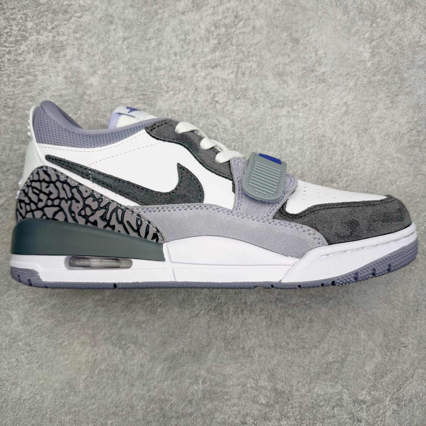 图片[8]-＃KZ神版 Air Jordan Legacy AJ312 复古篮球鞋 市场最强独一档产物 全套原纸板楦头开发 原厂大底磨具加持立体防滑纹理 原档数据后跟TPU子母扣魔术贴 原装可视Air Sole气垫 原汁原味最完美的312代版型 唯一正确鞋头趴度弧度高度鞋身腰线 进口港宝加持 后跟自然饱满 全鞋荧光划线卡点 追求极致完美 每一双都是工艺品 多重QC质检 超越公司货的品控标准 实实在在的免检产品 鞋身采用了皮革材质打造 横跨鞋面的魔术贴十分吸睛 侧面的Swoosh Logo的一部分被鞋面遮挡了一部分 颇具玩味 魔术贴上标有NK标识 而鞋舌上是Jordan的经典红色飞翼Logo 后跟和鞋底均采用了AJ3的设计 后跟上同样也使用了经典的爆裂纹图案 尺码：36 36.5 37.5 38 38.5 39 40 40.5 41 42 42.5 43 44 44.5 45 46 47.5-选品中心