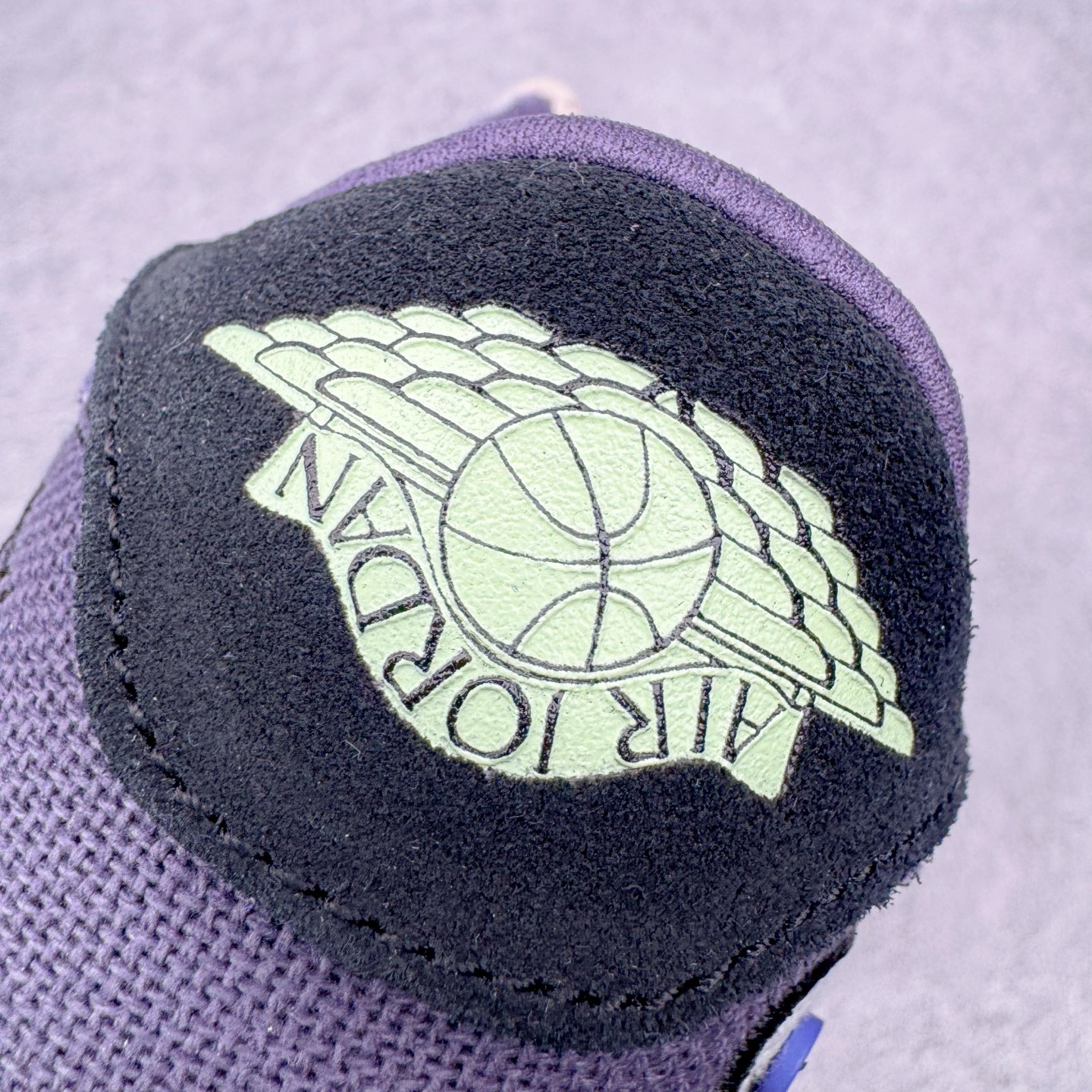 图片[14]-＃PK纯原 Zion Williamson x Air Jordan AJ1 Retro Low OG 巫毒娃娃 锡安 黑蓝 IH2309-500 全网唯一一批 全套XC原底面配 裸鞋配置 非原盒 裸鞋圈四位数一样的东西 采用 OG 的低帮版型 鞋身以多种拼接材质打造 鞋身主体及鞋头部分采用麂皮打造 分别是不同深浅的棕色 鞋头边缘及后跟部分加入类似之前 Stüssy x Air Force 1 Low 的麻布材料 采用了不对称的鸳鸯设计 双脚以不同的色彩拼接方案呈现 再搭配上多处缝线细节 确实很像一个皮革麻布拼接成的巫毒娃娃 鞋尾设计颇为出彩 外侧为压胶的倒置飞翼 Logo 翻开可以看到内侧部落风格的 VOODOO 和 ZION 字样 彰显鞋款特殊身份 后跟组成小骷髅造型点明主题，眼睛还以纽扣打造 细节相当用心、可爱。左、右脚的鸳鸯方案贯穿始终 从鞋面色彩分布 到双色鞋垫 再到暗藏细节的鞋尾细节 整体却十分和谐统一 尺码：40 40.5 41 42 42.5 43 44 44.5 45 46 47.5-选品中心