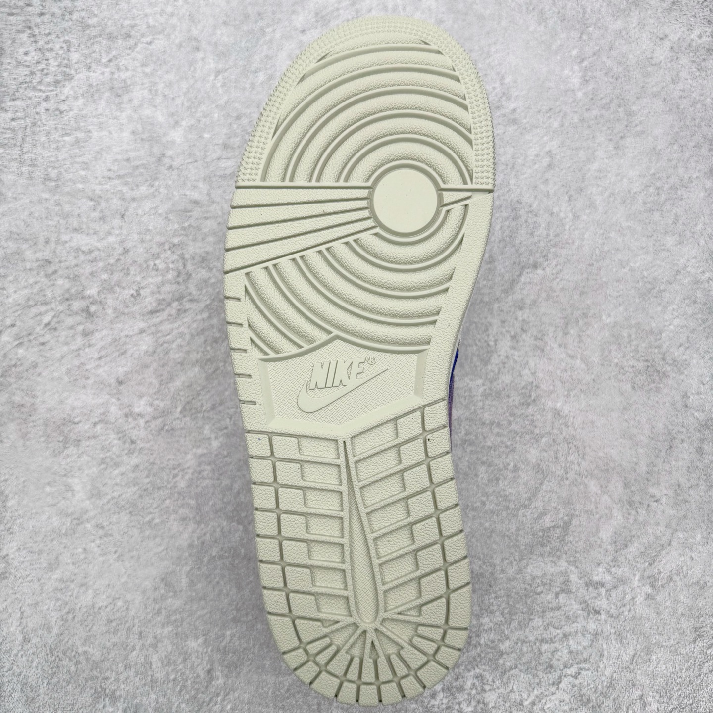 图片[9]-＃PK纯原 Zion Williamson x Air Jordan AJ1 Retro Low OG 巫毒娃娃 锡安 黑蓝 IH2309-500 全网唯一一批 全套XC原底面配 裸鞋配置 非原盒 裸鞋圈四位数一样的东西 采用 OG 的低帮版型 鞋身以多种拼接材质打造 鞋身主体及鞋头部分采用麂皮打造 分别是不同深浅的棕色 鞋头边缘及后跟部分加入类似之前 Stüssy x Air Force 1 Low 的麻布材料 采用了不对称的鸳鸯设计 双脚以不同的色彩拼接方案呈现 再搭配上多处缝线细节 确实很像一个皮革麻布拼接成的巫毒娃娃 鞋尾设计颇为出彩 外侧为压胶的倒置飞翼 Logo 翻开可以看到内侧部落风格的 VOODOO 和 ZION 字样 彰显鞋款特殊身份 后跟组成小骷髅造型点明主题，眼睛还以纽扣打造 细节相当用心、可爱。左、右脚的鸳鸯方案贯穿始终 从鞋面色彩分布 到双色鞋垫 再到暗藏细节的鞋尾细节 整体却十分和谐统一 尺码：40 40.5 41 42 42.5 43 44 44.5 45 46 47.5-选品中心