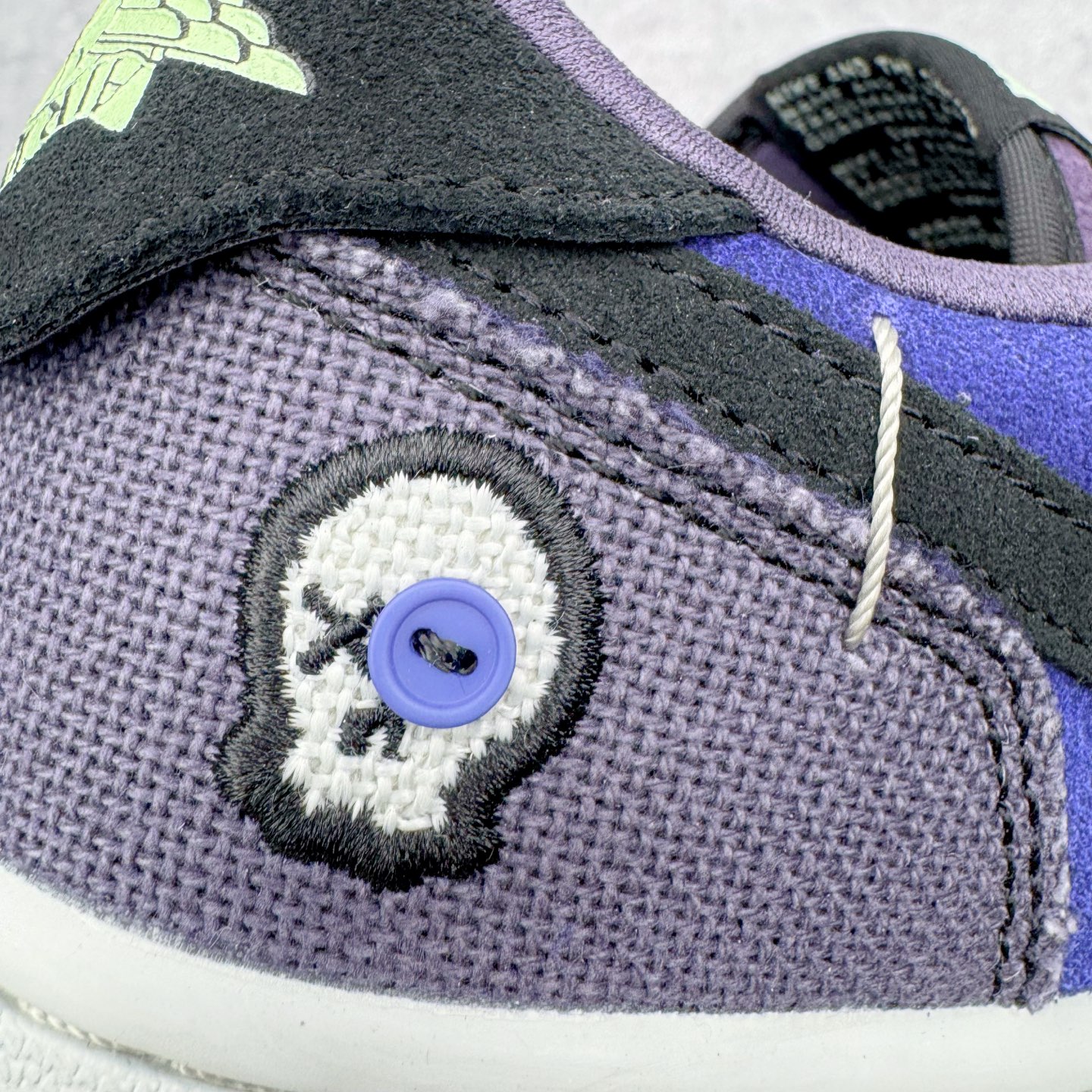 图片[13]-＃PK纯原 Zion Williamson x Air Jordan AJ1 Retro Low OG 巫毒娃娃 锡安 黑蓝 IH2309-500 全网唯一一批 全套XC原底面配 裸鞋配置 非原盒 裸鞋圈四位数一样的东西 采用 OG 的低帮版型 鞋身以多种拼接材质打造 鞋身主体及鞋头部分采用麂皮打造 分别是不同深浅的棕色 鞋头边缘及后跟部分加入类似之前 Stüssy x Air Force 1 Low 的麻布材料 采用了不对称的鸳鸯设计 双脚以不同的色彩拼接方案呈现 再搭配上多处缝线细节 确实很像一个皮革麻布拼接成的巫毒娃娃 鞋尾设计颇为出彩 外侧为压胶的倒置飞翼 Logo 翻开可以看到内侧部落风格的 VOODOO 和 ZION 字样 彰显鞋款特殊身份 后跟组成小骷髅造型点明主题，眼睛还以纽扣打造 细节相当用心、可爱。左、右脚的鸳鸯方案贯穿始终 从鞋面色彩分布 到双色鞋垫 再到暗藏细节的鞋尾细节 整体却十分和谐统一 尺码：40 40.5 41 42 42.5 43 44 44.5 45 46 47.5-选品中心