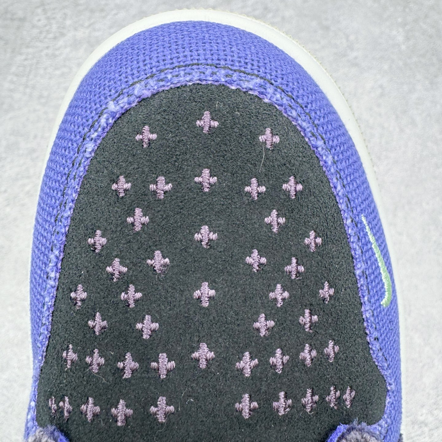 图片[16]-＃PK纯原 Zion Williamson x Air Jordan AJ1 Retro Low OG 巫毒娃娃 锡安 黑蓝 IH2309-500 全网唯一一批 全套XC原底面配 裸鞋配置 非原盒 裸鞋圈四位数一样的东西 采用 OG 的低帮版型 鞋身以多种拼接材质打造 鞋身主体及鞋头部分采用麂皮打造 分别是不同深浅的棕色 鞋头边缘及后跟部分加入类似之前 Stüssy x Air Force 1 Low 的麻布材料 采用了不对称的鸳鸯设计 双脚以不同的色彩拼接方案呈现 再搭配上多处缝线细节 确实很像一个皮革麻布拼接成的巫毒娃娃 鞋尾设计颇为出彩 外侧为压胶的倒置飞翼 Logo 翻开可以看到内侧部落风格的 VOODOO 和 ZION 字样 彰显鞋款特殊身份 后跟组成小骷髅造型点明主题，眼睛还以纽扣打造 细节相当用心、可爱。左、右脚的鸳鸯方案贯穿始终 从鞋面色彩分布 到双色鞋垫 再到暗藏细节的鞋尾细节 整体却十分和谐统一 尺码：40 40.5 41 42 42.5 43 44 44.5 45 46 47.5-选品中心