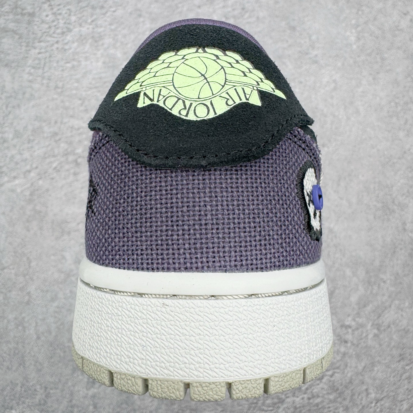 图片[8]-＃PK纯原 Zion Williamson x Air Jordan AJ1 Retro Low OG 巫毒娃娃 锡安 黑蓝 IH2309-500 全网唯一一批 全套XC原底面配 裸鞋配置 非原盒 裸鞋圈四位数一样的东西 采用 OG 的低帮版型 鞋身以多种拼接材质打造 鞋身主体及鞋头部分采用麂皮打造 分别是不同深浅的棕色 鞋头边缘及后跟部分加入类似之前 Stüssy x Air Force 1 Low 的麻布材料 采用了不对称的鸳鸯设计 双脚以不同的色彩拼接方案呈现 再搭配上多处缝线细节 确实很像一个皮革麻布拼接成的巫毒娃娃 鞋尾设计颇为出彩 外侧为压胶的倒置飞翼 Logo 翻开可以看到内侧部落风格的 VOODOO 和 ZION 字样 彰显鞋款特殊身份 后跟组成小骷髅造型点明主题，眼睛还以纽扣打造 细节相当用心、可爱。左、右脚的鸳鸯方案贯穿始终 从鞋面色彩分布 到双色鞋垫 再到暗藏细节的鞋尾细节 整体却十分和谐统一 尺码：40 40.5 41 42 42.5 43 44 44.5 45 46 47.5-选品中心