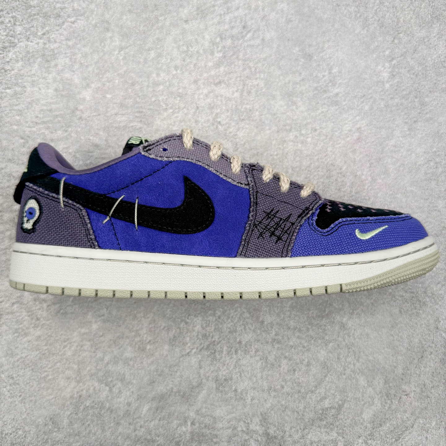＃PK纯原 Zion Williamson x Air Jordan AJ1 Retro Low OG 巫毒娃娃 锡安 黑蓝 IH2309-500 全网唯一一批 全套XC原底面配 裸鞋配置 非原盒 裸鞋圈四位数一样的东西 采用 OG 的低帮版型 鞋身以多种拼接材质打造 鞋身主体及鞋头部分采用麂皮打造 分别是不同深浅的棕色 鞋头边缘及后跟部分加入类似之前 Stüssy x Air Force 1 Low 的麻布材料 采用了不对称的鸳鸯设计 双脚以不同的色彩拼接方案呈现 再搭配上多处缝线细节 确实很像一个皮革麻布拼接成的巫毒娃娃 鞋尾设计颇为出彩 外侧为压胶的倒置飞翼 Logo 翻开可以看到内侧部落风格的 VOODOO 和 ZION 字样 彰显鞋款特殊身份 后跟组成小骷髅造型点明主题，眼睛还以纽扣打造 细节相当用心、可爱。左、右脚的鸳鸯方案贯穿始终 从鞋面色彩分布 到双色鞋垫 再到暗藏细节的鞋尾细节 整体却十分和谐统一 尺码：40 40.5 41 42 42.5 43 44 44.5 45 46 47.5-选品中心