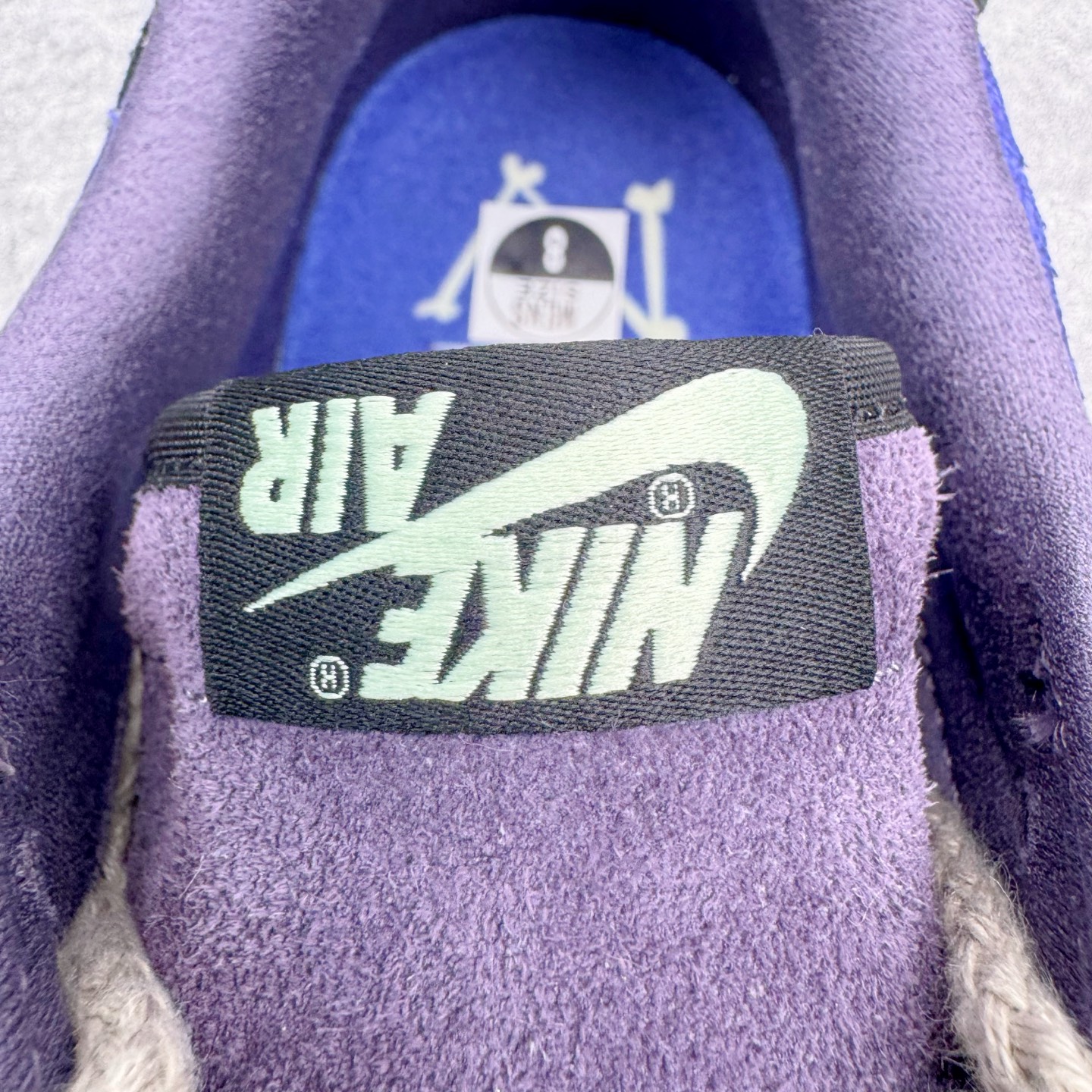 图片[17]-＃PK纯原 Zion Williamson x Air Jordan AJ1 Retro Low OG 巫毒娃娃 锡安 黑蓝 IH2309-500 全网唯一一批 全套XC原底面配 裸鞋配置 非原盒 裸鞋圈四位数一样的东西 采用 OG 的低帮版型 鞋身以多种拼接材质打造 鞋身主体及鞋头部分采用麂皮打造 分别是不同深浅的棕色 鞋头边缘及后跟部分加入类似之前 Stüssy x Air Force 1 Low 的麻布材料 采用了不对称的鸳鸯设计 双脚以不同的色彩拼接方案呈现 再搭配上多处缝线细节 确实很像一个皮革麻布拼接成的巫毒娃娃 鞋尾设计颇为出彩 外侧为压胶的倒置飞翼 Logo 翻开可以看到内侧部落风格的 VOODOO 和 ZION 字样 彰显鞋款特殊身份 后跟组成小骷髅造型点明主题，眼睛还以纽扣打造 细节相当用心、可爱。左、右脚的鸳鸯方案贯穿始终 从鞋面色彩分布 到双色鞋垫 再到暗藏细节的鞋尾细节 整体却十分和谐统一 尺码：40 40.5 41 42 42.5 43 44 44.5 45 46 47.5-选品中心