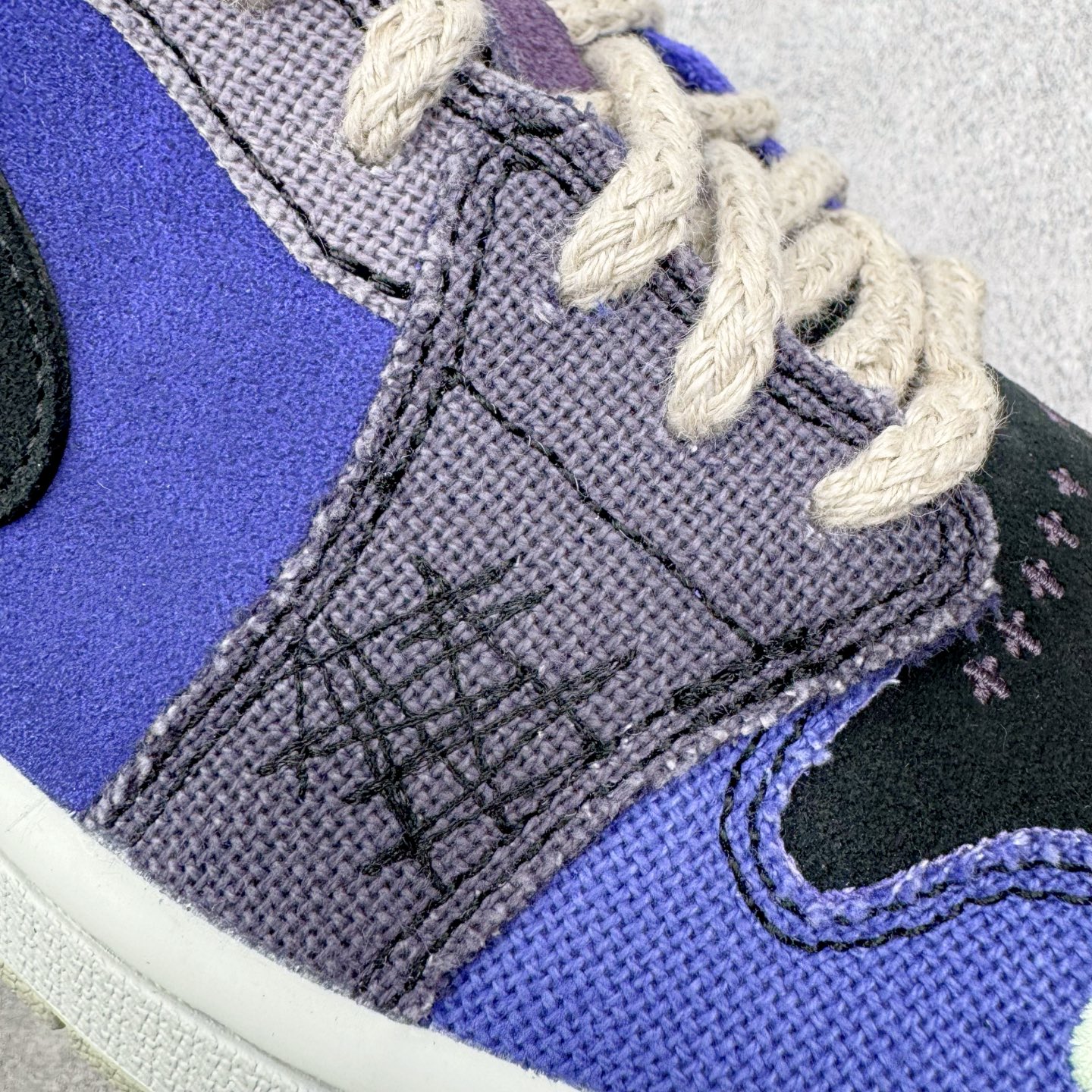 图片[11]-＃PK纯原 Zion Williamson x Air Jordan AJ1 Retro Low OG 巫毒娃娃 锡安 黑蓝 IH2309-500 全网唯一一批 全套XC原底面配 裸鞋配置 非原盒 裸鞋圈四位数一样的东西 采用 OG 的低帮版型 鞋身以多种拼接材质打造 鞋身主体及鞋头部分采用麂皮打造 分别是不同深浅的棕色 鞋头边缘及后跟部分加入类似之前 Stüssy x Air Force 1 Low 的麻布材料 采用了不对称的鸳鸯设计 双脚以不同的色彩拼接方案呈现 再搭配上多处缝线细节 确实很像一个皮革麻布拼接成的巫毒娃娃 鞋尾设计颇为出彩 外侧为压胶的倒置飞翼 Logo 翻开可以看到内侧部落风格的 VOODOO 和 ZION 字样 彰显鞋款特殊身份 后跟组成小骷髅造型点明主题，眼睛还以纽扣打造 细节相当用心、可爱。左、右脚的鸳鸯方案贯穿始终 从鞋面色彩分布 到双色鞋垫 再到暗藏细节的鞋尾细节 整体却十分和谐统一 尺码：40 40.5 41 42 42.5 43 44 44.5 45 46 47.5-选品中心