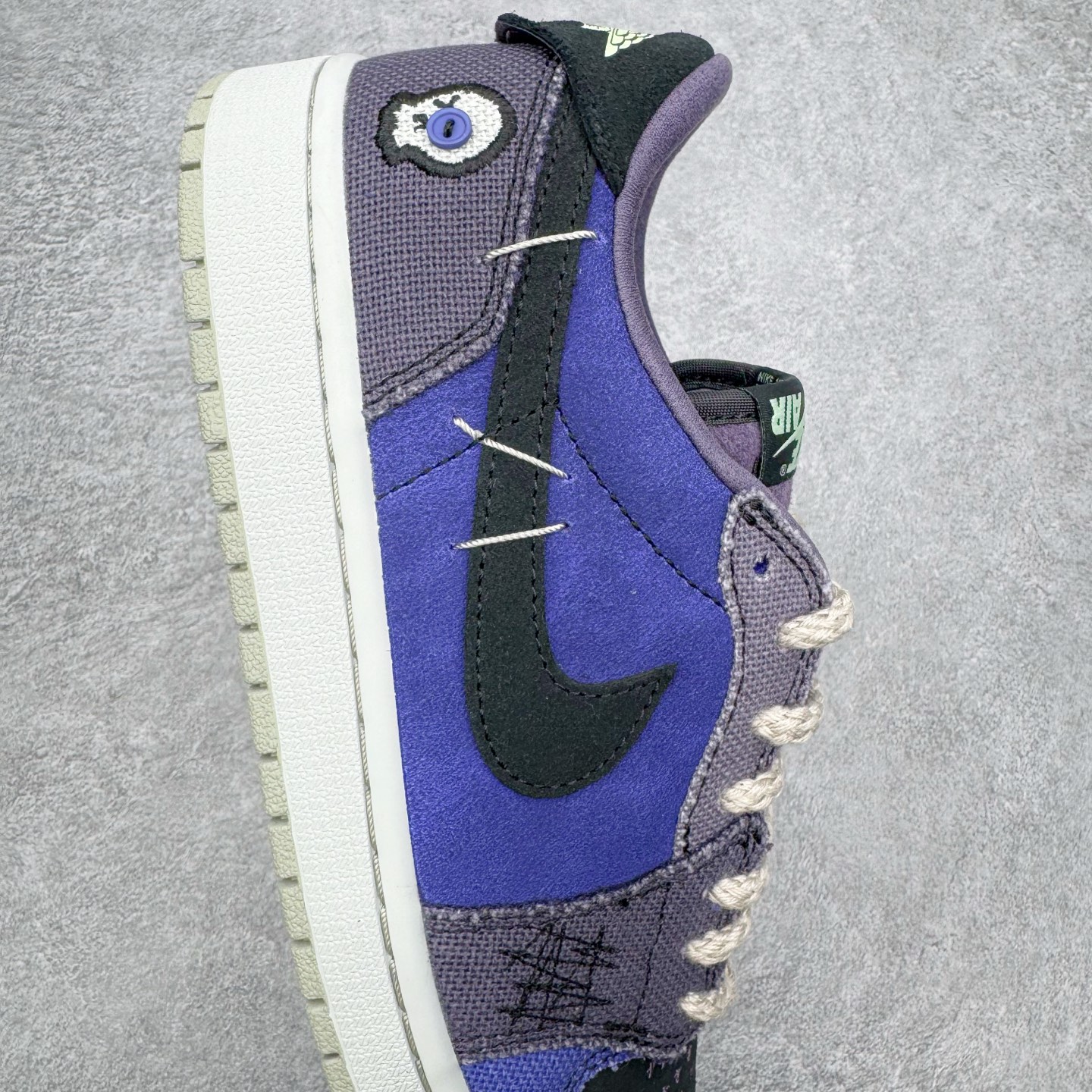 图片[6]-＃PK纯原 Zion Williamson x Air Jordan AJ1 Retro Low OG 巫毒娃娃 锡安 黑蓝 IH2309-500 全网唯一一批 全套XC原底面配 裸鞋配置 非原盒 裸鞋圈四位数一样的东西 采用 OG 的低帮版型 鞋身以多种拼接材质打造 鞋身主体及鞋头部分采用麂皮打造 分别是不同深浅的棕色 鞋头边缘及后跟部分加入类似之前 Stüssy x Air Force 1 Low 的麻布材料 采用了不对称的鸳鸯设计 双脚以不同的色彩拼接方案呈现 再搭配上多处缝线细节 确实很像一个皮革麻布拼接成的巫毒娃娃 鞋尾设计颇为出彩 外侧为压胶的倒置飞翼 Logo 翻开可以看到内侧部落风格的 VOODOO 和 ZION 字样 彰显鞋款特殊身份 后跟组成小骷髅造型点明主题，眼睛还以纽扣打造 细节相当用心、可爱。左、右脚的鸳鸯方案贯穿始终 从鞋面色彩分布 到双色鞋垫 再到暗藏细节的鞋尾细节 整体却十分和谐统一 尺码：40 40.5 41 42 42.5 43 44 44.5 45 46 47.5-选品中心