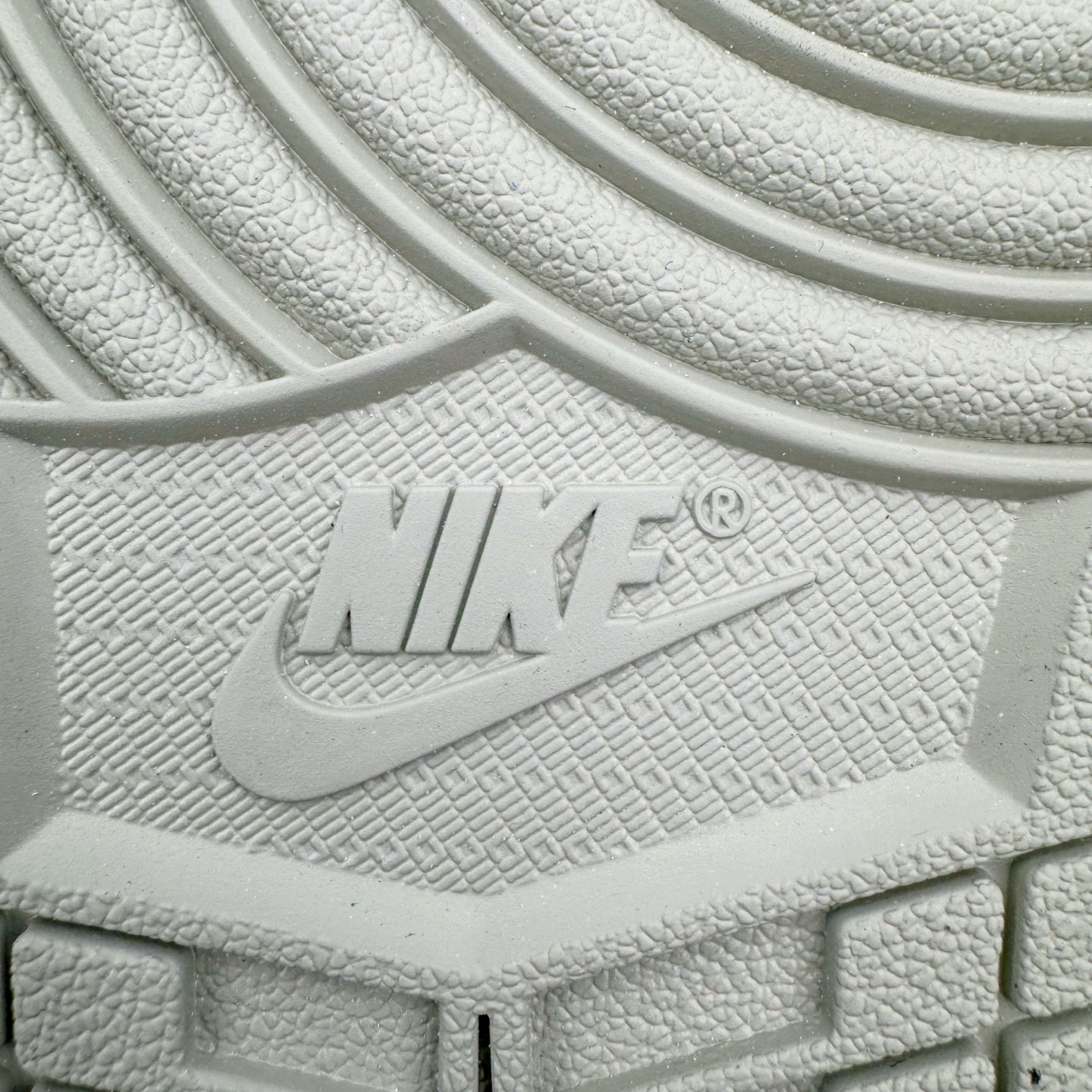 图片[10]-＃PK纯原 Zion Williamson x Air Jordan AJ1 Retro Low OG 巫毒娃娃 锡安 黑蓝 IH2309-500 全网唯一一批 全套XC原底面配 裸鞋配置 非原盒 裸鞋圈四位数一样的东西 采用 OG 的低帮版型 鞋身以多种拼接材质打造 鞋身主体及鞋头部分采用麂皮打造 分别是不同深浅的棕色 鞋头边缘及后跟部分加入类似之前 Stüssy x Air Force 1 Low 的麻布材料 采用了不对称的鸳鸯设计 双脚以不同的色彩拼接方案呈现 再搭配上多处缝线细节 确实很像一个皮革麻布拼接成的巫毒娃娃 鞋尾设计颇为出彩 外侧为压胶的倒置飞翼 Logo 翻开可以看到内侧部落风格的 VOODOO 和 ZION 字样 彰显鞋款特殊身份 后跟组成小骷髅造型点明主题，眼睛还以纽扣打造 细节相当用心、可爱。左、右脚的鸳鸯方案贯穿始终 从鞋面色彩分布 到双色鞋垫 再到暗藏细节的鞋尾细节 整体却十分和谐统一 尺码：40 40.5 41 42 42.5 43 44 44.5 45 46 47.5-选品中心