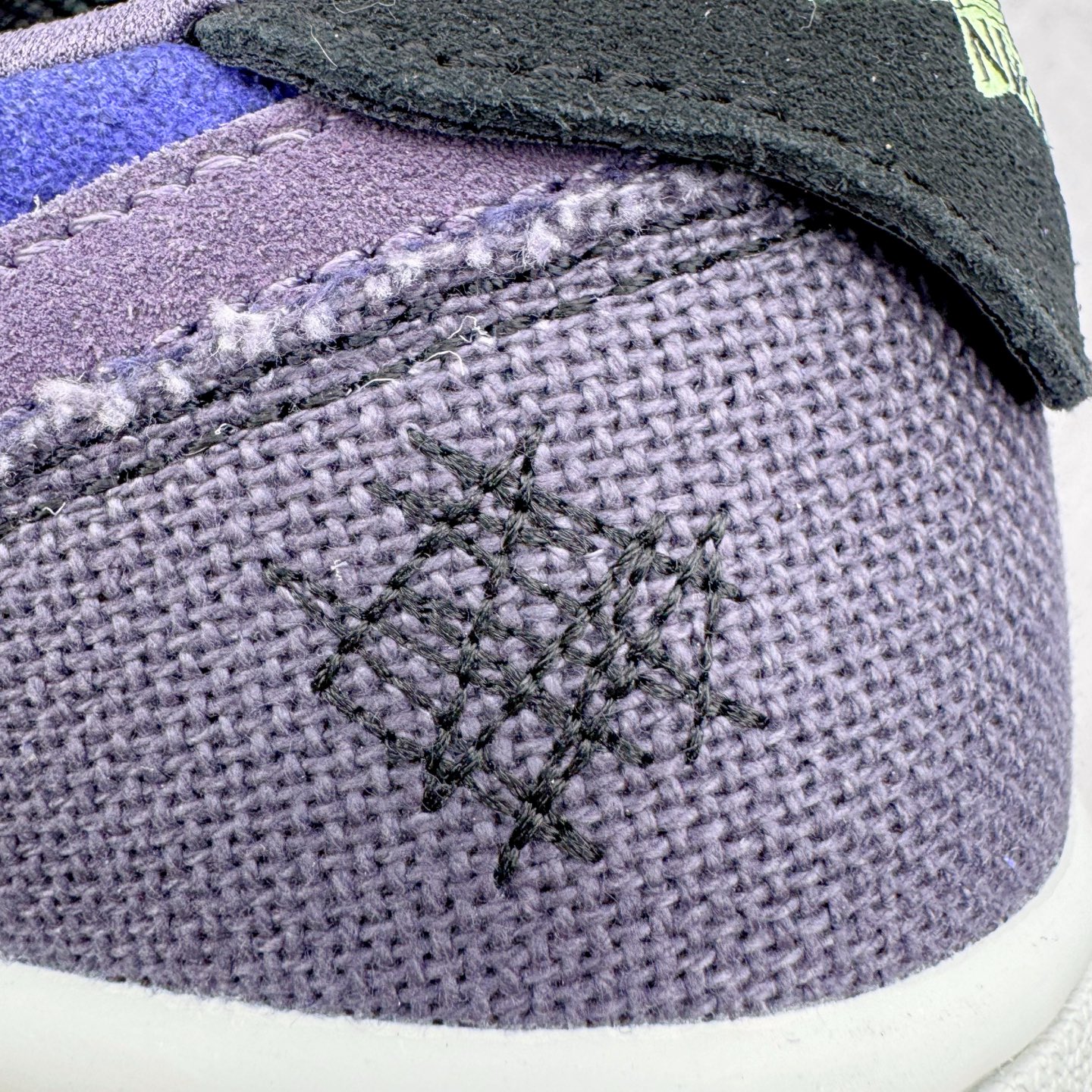 图片[15]-＃PK纯原 Zion Williamson x Air Jordan AJ1 Retro Low OG 巫毒娃娃 锡安 黑蓝 IH2309-500 全网唯一一批 全套XC原底面配 裸鞋配置 非原盒 裸鞋圈四位数一样的东西 采用 OG 的低帮版型 鞋身以多种拼接材质打造 鞋身主体及鞋头部分采用麂皮打造 分别是不同深浅的棕色 鞋头边缘及后跟部分加入类似之前 Stüssy x Air Force 1 Low 的麻布材料 采用了不对称的鸳鸯设计 双脚以不同的色彩拼接方案呈现 再搭配上多处缝线细节 确实很像一个皮革麻布拼接成的巫毒娃娃 鞋尾设计颇为出彩 外侧为压胶的倒置飞翼 Logo 翻开可以看到内侧部落风格的 VOODOO 和 ZION 字样 彰显鞋款特殊身份 后跟组成小骷髅造型点明主题，眼睛还以纽扣打造 细节相当用心、可爱。左、右脚的鸳鸯方案贯穿始终 从鞋面色彩分布 到双色鞋垫 再到暗藏细节的鞋尾细节 整体却十分和谐统一 尺码：40 40.5 41 42 42.5 43 44 44.5 45 46 47.5-选品中心