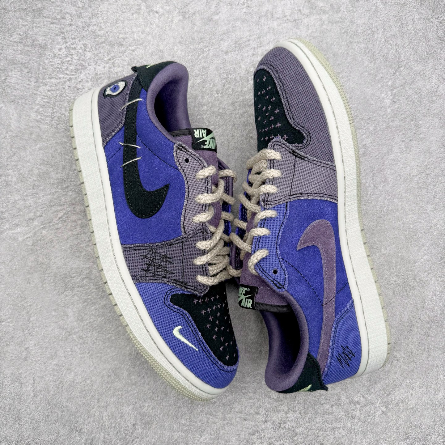 图片[3]-＃PK纯原 Zion Williamson x Air Jordan AJ1 Retro Low OG 巫毒娃娃 锡安 黑蓝 IH2309-500 全网唯一一批 全套XC原底面配 裸鞋配置 非原盒 裸鞋圈四位数一样的东西 采用 OG 的低帮版型 鞋身以多种拼接材质打造 鞋身主体及鞋头部分采用麂皮打造 分别是不同深浅的棕色 鞋头边缘及后跟部分加入类似之前 Stüssy x Air Force 1 Low 的麻布材料 采用了不对称的鸳鸯设计 双脚以不同的色彩拼接方案呈现 再搭配上多处缝线细节 确实很像一个皮革麻布拼接成的巫毒娃娃 鞋尾设计颇为出彩 外侧为压胶的倒置飞翼 Logo 翻开可以看到内侧部落风格的 VOODOO 和 ZION 字样 彰显鞋款特殊身份 后跟组成小骷髅造型点明主题，眼睛还以纽扣打造 细节相当用心、可爱。左、右脚的鸳鸯方案贯穿始终 从鞋面色彩分布 到双色鞋垫 再到暗藏细节的鞋尾细节 整体却十分和谐统一 尺码：40 40.5 41 42 42.5 43 44 44.5 45 46 47.5-选品中心