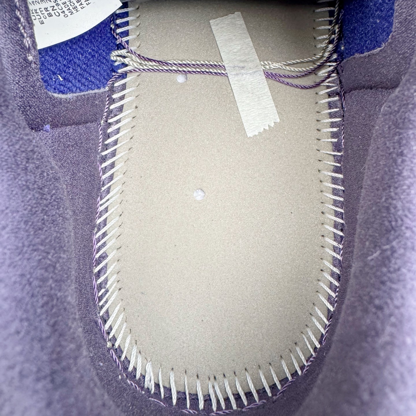 图片[20]-＃PK纯原 Zion Williamson x Air Jordan AJ1 Retro Low OG 巫毒娃娃 锡安 黑蓝 IH2309-500 全网唯一一批 全套XC原底面配 裸鞋配置 非原盒 裸鞋圈四位数一样的东西 采用 OG 的低帮版型 鞋身以多种拼接材质打造 鞋身主体及鞋头部分采用麂皮打造 分别是不同深浅的棕色 鞋头边缘及后跟部分加入类似之前 Stüssy x Air Force 1 Low 的麻布材料 采用了不对称的鸳鸯设计 双脚以不同的色彩拼接方案呈现 再搭配上多处缝线细节 确实很像一个皮革麻布拼接成的巫毒娃娃 鞋尾设计颇为出彩 外侧为压胶的倒置飞翼 Logo 翻开可以看到内侧部落风格的 VOODOO 和 ZION 字样 彰显鞋款特殊身份 后跟组成小骷髅造型点明主题，眼睛还以纽扣打造 细节相当用心、可爱。左、右脚的鸳鸯方案贯穿始终 从鞋面色彩分布 到双色鞋垫 再到暗藏细节的鞋尾细节 整体却十分和谐统一 尺码：40 40.5 41 42 42.5 43 44 44.5 45 46 47.5-选品中心