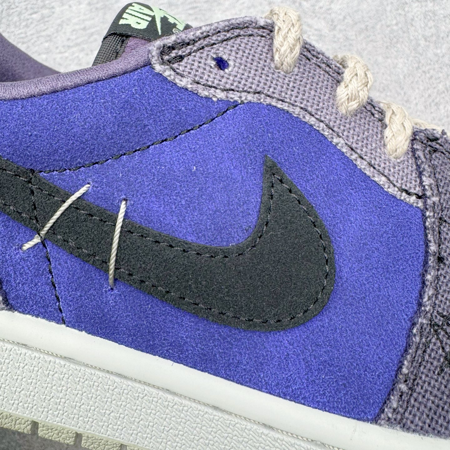 图片[12]-＃PK纯原 Zion Williamson x Air Jordan AJ1 Retro Low OG 巫毒娃娃 锡安 黑蓝 IH2309-500 全网唯一一批 全套XC原底面配 裸鞋配置 非原盒 裸鞋圈四位数一样的东西 采用 OG 的低帮版型 鞋身以多种拼接材质打造 鞋身主体及鞋头部分采用麂皮打造 分别是不同深浅的棕色 鞋头边缘及后跟部分加入类似之前 Stüssy x Air Force 1 Low 的麻布材料 采用了不对称的鸳鸯设计 双脚以不同的色彩拼接方案呈现 再搭配上多处缝线细节 确实很像一个皮革麻布拼接成的巫毒娃娃 鞋尾设计颇为出彩 外侧为压胶的倒置飞翼 Logo 翻开可以看到内侧部落风格的 VOODOO 和 ZION 字样 彰显鞋款特殊身份 后跟组成小骷髅造型点明主题，眼睛还以纽扣打造 细节相当用心、可爱。左、右脚的鸳鸯方案贯穿始终 从鞋面色彩分布 到双色鞋垫 再到暗藏细节的鞋尾细节 整体却十分和谐统一 尺码：40 40.5 41 42 42.5 43 44 44.5 45 46 47.5-选品中心