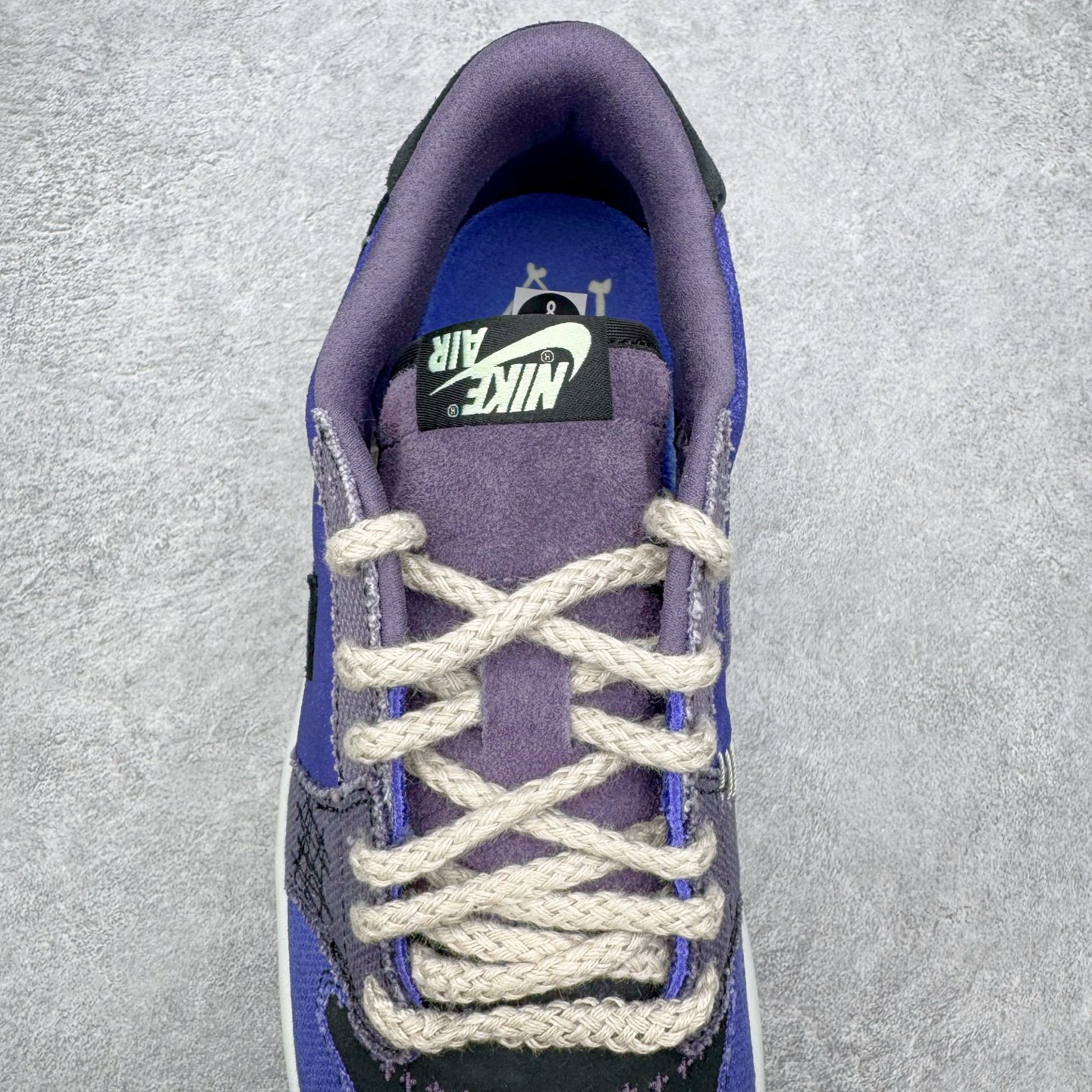 图片[5]-＃PK纯原 Zion Williamson x Air Jordan AJ1 Retro Low OG 巫毒娃娃 锡安 黑蓝 IH2309-500 全网唯一一批 全套XC原底面配 裸鞋配置 非原盒 裸鞋圈四位数一样的东西 采用 OG 的低帮版型 鞋身以多种拼接材质打造 鞋身主体及鞋头部分采用麂皮打造 分别是不同深浅的棕色 鞋头边缘及后跟部分加入类似之前 Stüssy x Air Force 1 Low 的麻布材料 采用了不对称的鸳鸯设计 双脚以不同的色彩拼接方案呈现 再搭配上多处缝线细节 确实很像一个皮革麻布拼接成的巫毒娃娃 鞋尾设计颇为出彩 外侧为压胶的倒置飞翼 Logo 翻开可以看到内侧部落风格的 VOODOO 和 ZION 字样 彰显鞋款特殊身份 后跟组成小骷髅造型点明主题，眼睛还以纽扣打造 细节相当用心、可爱。左、右脚的鸳鸯方案贯穿始终 从鞋面色彩分布 到双色鞋垫 再到暗藏细节的鞋尾细节 整体却十分和谐统一 尺码：40 40.5 41 42 42.5 43 44 44.5 45 46 47.5-选品中心