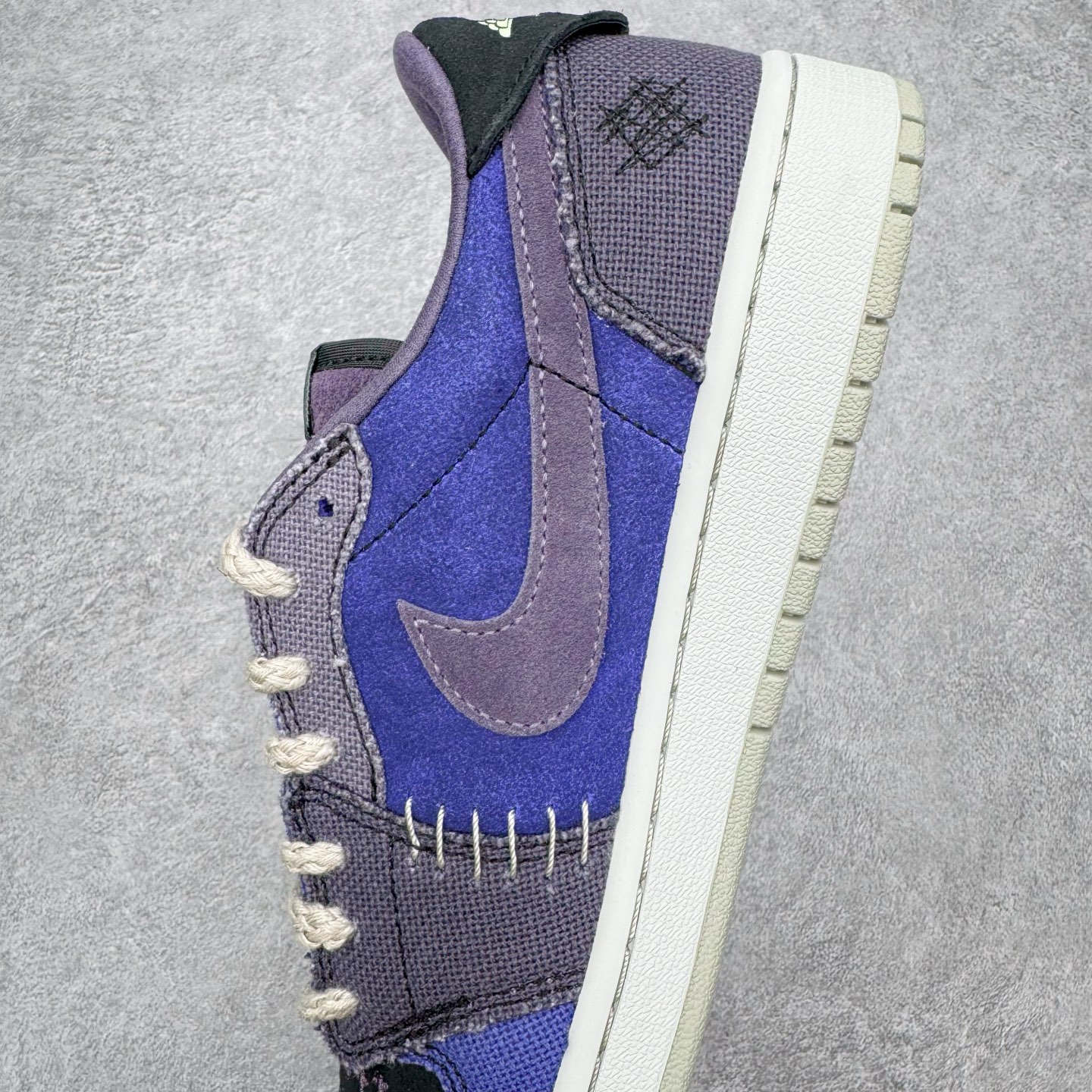 图片[7]-＃PK纯原 Zion Williamson x Air Jordan AJ1 Retro Low OG 巫毒娃娃 锡安 黑蓝 IH2309-500 全网唯一一批 全套XC原底面配 裸鞋配置 非原盒 裸鞋圈四位数一样的东西 采用 OG 的低帮版型 鞋身以多种拼接材质打造 鞋身主体及鞋头部分采用麂皮打造 分别是不同深浅的棕色 鞋头边缘及后跟部分加入类似之前 Stüssy x Air Force 1 Low 的麻布材料 采用了不对称的鸳鸯设计 双脚以不同的色彩拼接方案呈现 再搭配上多处缝线细节 确实很像一个皮革麻布拼接成的巫毒娃娃 鞋尾设计颇为出彩 外侧为压胶的倒置飞翼 Logo 翻开可以看到内侧部落风格的 VOODOO 和 ZION 字样 彰显鞋款特殊身份 后跟组成小骷髅造型点明主题，眼睛还以纽扣打造 细节相当用心、可爱。左、右脚的鸳鸯方案贯穿始终 从鞋面色彩分布 到双色鞋垫 再到暗藏细节的鞋尾细节 整体却十分和谐统一 尺码：40 40.5 41 42 42.5 43 44 44.5 45 46 47.5-选品中心