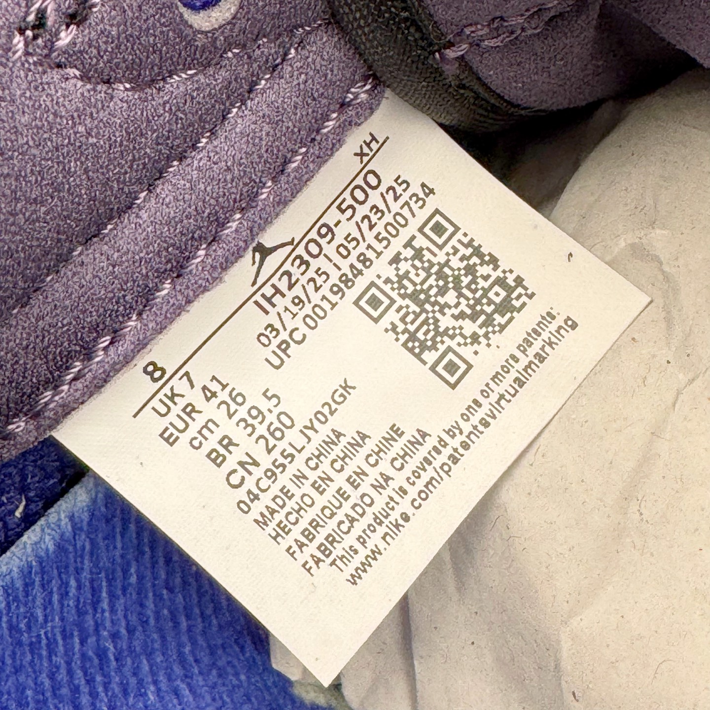 图片[18]-＃PK纯原 Zion Williamson x Air Jordan AJ1 Retro Low OG 巫毒娃娃 锡安 黑蓝 IH2309-500 全网唯一一批 全套XC原底面配 裸鞋配置 非原盒 裸鞋圈四位数一样的东西 采用 OG 的低帮版型 鞋身以多种拼接材质打造 鞋身主体及鞋头部分采用麂皮打造 分别是不同深浅的棕色 鞋头边缘及后跟部分加入类似之前 Stüssy x Air Force 1 Low 的麻布材料 采用了不对称的鸳鸯设计 双脚以不同的色彩拼接方案呈现 再搭配上多处缝线细节 确实很像一个皮革麻布拼接成的巫毒娃娃 鞋尾设计颇为出彩 外侧为压胶的倒置飞翼 Logo 翻开可以看到内侧部落风格的 VOODOO 和 ZION 字样 彰显鞋款特殊身份 后跟组成小骷髅造型点明主题，眼睛还以纽扣打造 细节相当用心、可爱。左、右脚的鸳鸯方案贯穿始终 从鞋面色彩分布 到双色鞋垫 再到暗藏细节的鞋尾细节 整体却十分和谐统一 尺码：40 40.5 41 42 42.5 43 44 44.5 45 46 47.5-选品中心