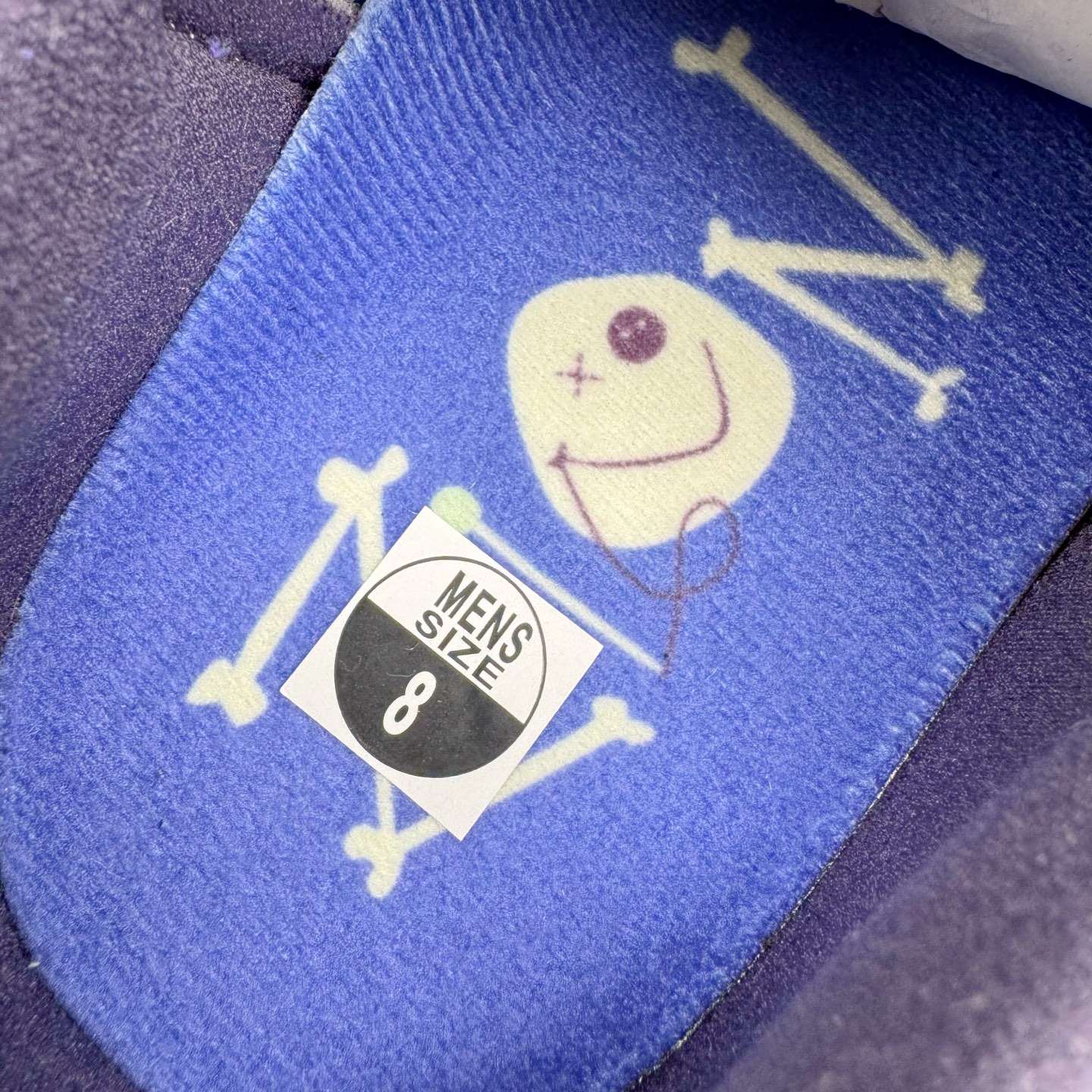 图片[19]-＃PK纯原 Zion Williamson x Air Jordan AJ1 Retro Low OG 巫毒娃娃 锡安 黑蓝 IH2309-500 全网唯一一批 全套XC原底面配 裸鞋配置 非原盒 裸鞋圈四位数一样的东西 采用 OG 的低帮版型 鞋身以多种拼接材质打造 鞋身主体及鞋头部分采用麂皮打造 分别是不同深浅的棕色 鞋头边缘及后跟部分加入类似之前 Stüssy x Air Force 1 Low 的麻布材料 采用了不对称的鸳鸯设计 双脚以不同的色彩拼接方案呈现 再搭配上多处缝线细节 确实很像一个皮革麻布拼接成的巫毒娃娃 鞋尾设计颇为出彩 外侧为压胶的倒置飞翼 Logo 翻开可以看到内侧部落风格的 VOODOO 和 ZION 字样 彰显鞋款特殊身份 后跟组成小骷髅造型点明主题，眼睛还以纽扣打造 细节相当用心、可爱。左、右脚的鸳鸯方案贯穿始终 从鞋面色彩分布 到双色鞋垫 再到暗藏细节的鞋尾细节 整体却十分和谐统一 尺码：40 40.5 41 42 42.5 43 44 44.5 45 46 47.5-选品中心