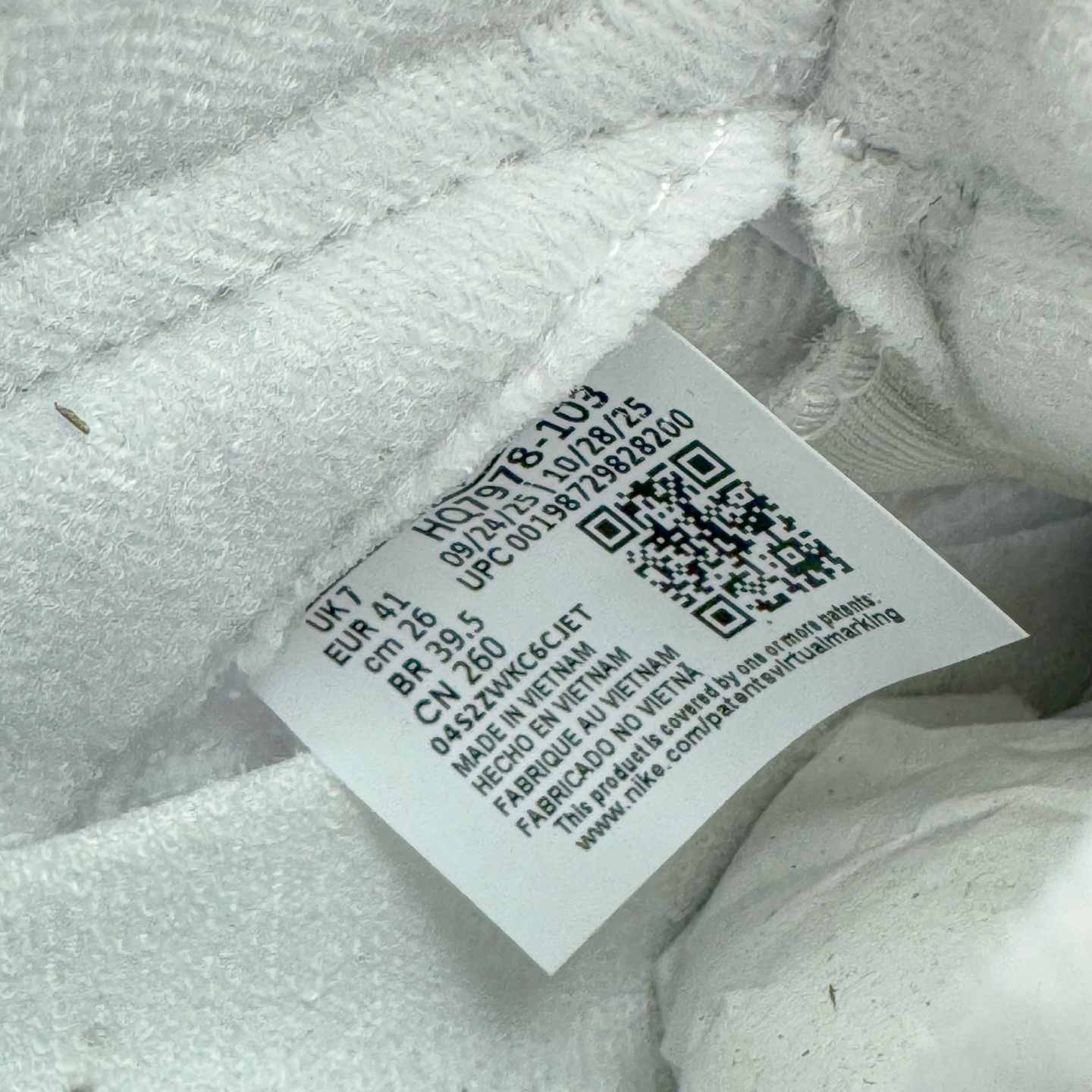 图片[22]-＃PK纯原 Air Jordan AJ5 Retro 白银 HQ7978-103 SZ原厂全套原楦原纸板磨具开发 原厂皮料加持 原厂港宝加持定型后跟R度完美 同源原厂电绣 飞人针数密度立体效果一致 原厂拉帮手法 原厂配置纸衬高频鞋盒 原厂指令配双鞋带 原厂TPU网格鞋带扣 超高鞋面清洁度 最高QC检验标准 控制溢胶瑕疵 到手可放心比对发售原鞋 上脚百分百充正驾驭 尺码：40 40.5 41 42 42.5 43 44 44.5 45 46 47.5-选品中心