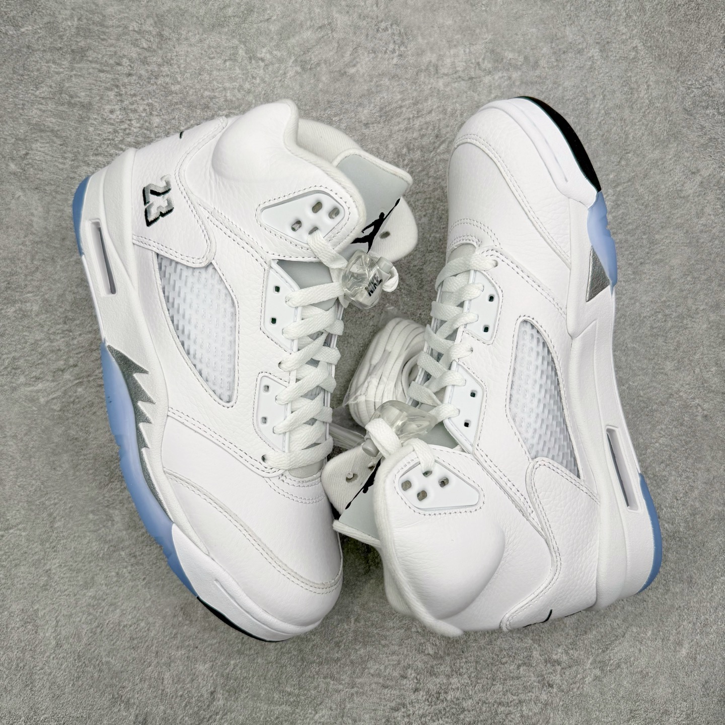 图片[3]-＃PK纯原 Air Jordan AJ5 Retro 白银 HQ7978-103 SZ原厂全套原楦原纸板磨具开发 原厂皮料加持 原厂港宝加持定型后跟R度完美 同源原厂电绣 飞人针数密度立体效果一致 原厂拉帮手法 原厂配置纸衬高频鞋盒 原厂指令配双鞋带 原厂TPU网格鞋带扣 超高鞋面清洁度 最高QC检验标准 控制溢胶瑕疵 到手可放心比对发售原鞋 上脚百分百充正驾驭 尺码：40 40.5 41 42 42.5 43 44 44.5 45 46 47.5-选品中心