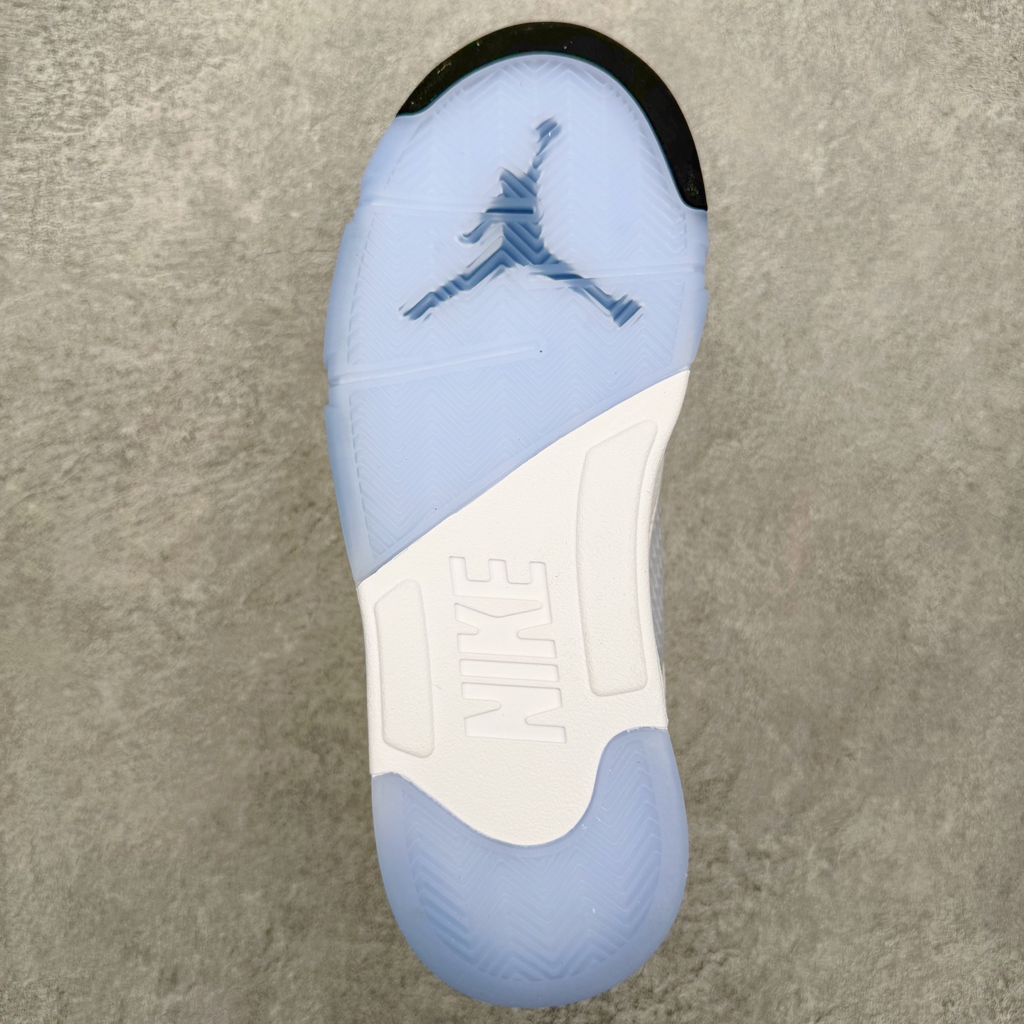 图片[9]-＃PK纯原 Air Jordan AJ5 Retro 白银 HQ7978-103 SZ原厂全套原楦原纸板磨具开发 原厂皮料加持 原厂港宝加持定型后跟R度完美 同源原厂电绣 飞人针数密度立体效果一致 原厂拉帮手法 原厂配置纸衬高频鞋盒 原厂指令配双鞋带 原厂TPU网格鞋带扣 超高鞋面清洁度 最高QC检验标准 控制溢胶瑕疵 到手可放心比对发售原鞋 上脚百分百充正驾驭 尺码：40 40.5 41 42 42.5 43 44 44.5 45 46 47.5-选品中心