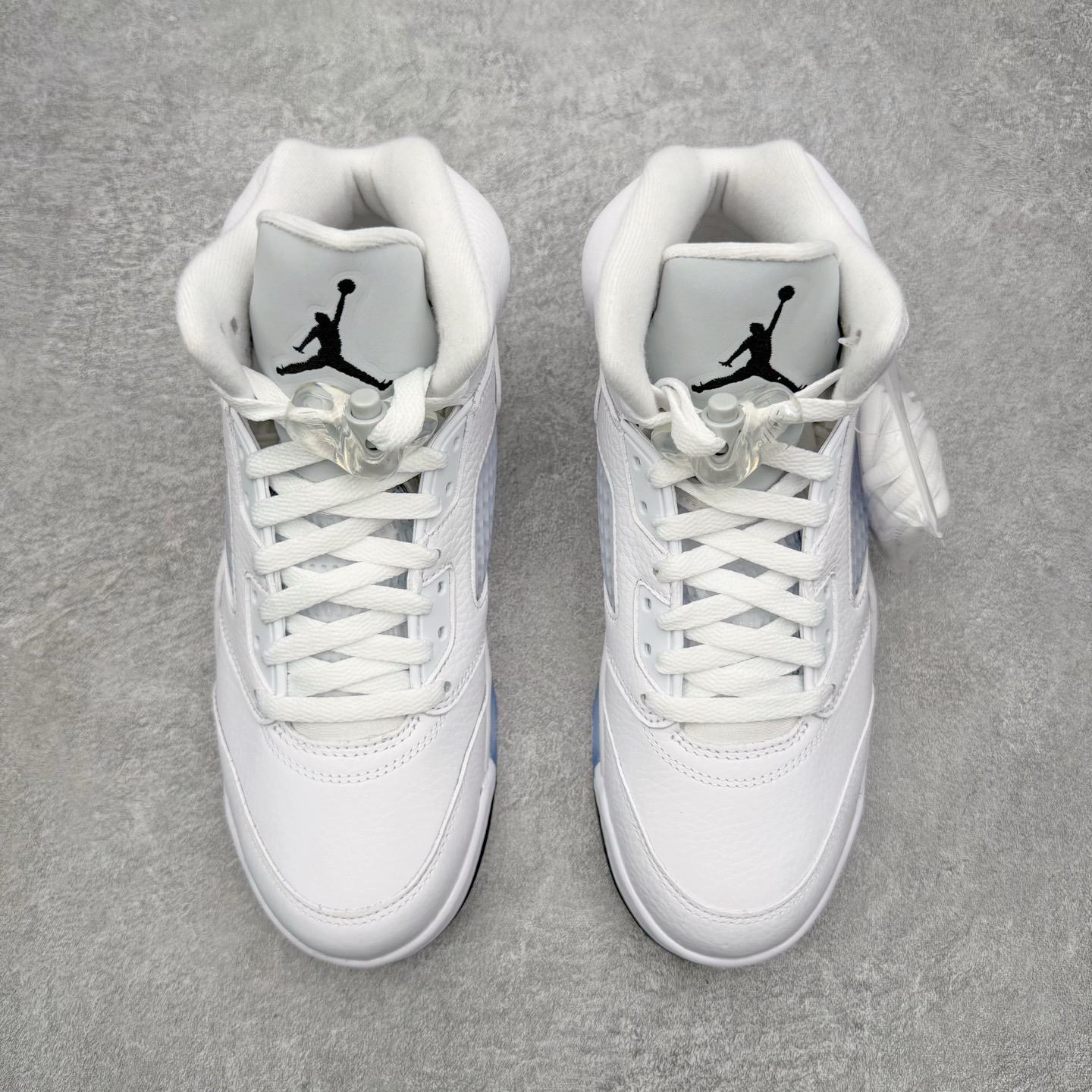 图片[2]-＃PK纯原 Air Jordan AJ5 Retro 白银 HQ7978-103 SZ原厂全套原楦原纸板磨具开发 原厂皮料加持 原厂港宝加持定型后跟R度完美 同源原厂电绣 飞人针数密度立体效果一致 原厂拉帮手法 原厂配置纸衬高频鞋盒 原厂指令配双鞋带 原厂TPU网格鞋带扣 超高鞋面清洁度 最高QC检验标准 控制溢胶瑕疵 到手可放心比对发售原鞋 上脚百分百充正驾驭 尺码：40 40.5 41 42 42.5 43 44 44.5 45 46 47.5-选品中心