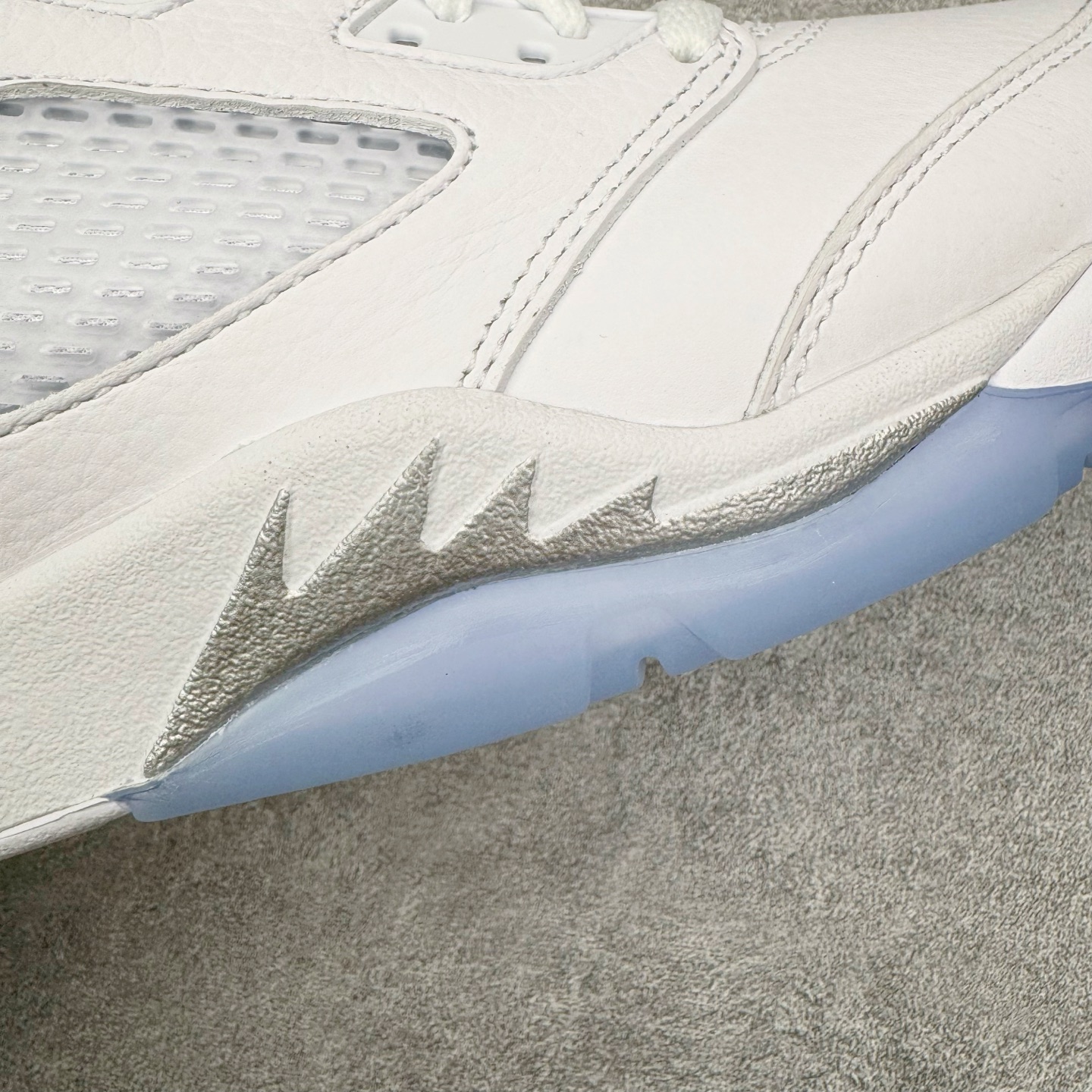 图片[13]-＃PK纯原 Air Jordan AJ5 Retro 白银 HQ7978-103 SZ原厂全套原楦原纸板磨具开发 原厂皮料加持 原厂港宝加持定型后跟R度完美 同源原厂电绣 飞人针数密度立体效果一致 原厂拉帮手法 原厂配置纸衬高频鞋盒 原厂指令配双鞋带 原厂TPU网格鞋带扣 超高鞋面清洁度 最高QC检验标准 控制溢胶瑕疵 到手可放心比对发售原鞋 上脚百分百充正驾驭 尺码：40 40.5 41 42 42.5 43 44 44.5 45 46 47.5-选品中心