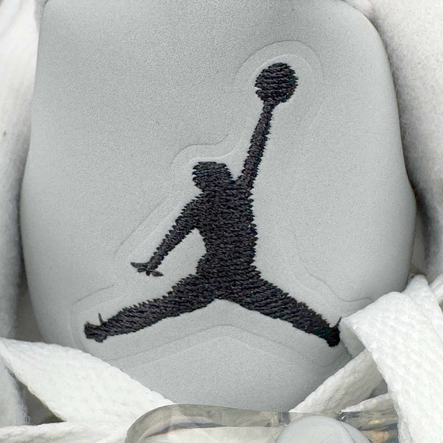 图片[20]-＃PK纯原 Air Jordan AJ5 Retro 白银 HQ7978-103 SZ原厂全套原楦原纸板磨具开发 原厂皮料加持 原厂港宝加持定型后跟R度完美 同源原厂电绣 飞人针数密度立体效果一致 原厂拉帮手法 原厂配置纸衬高频鞋盒 原厂指令配双鞋带 原厂TPU网格鞋带扣 超高鞋面清洁度 最高QC检验标准 控制溢胶瑕疵 到手可放心比对发售原鞋 上脚百分百充正驾驭 尺码：40 40.5 41 42 42.5 43 44 44.5 45 46 47.5-选品中心