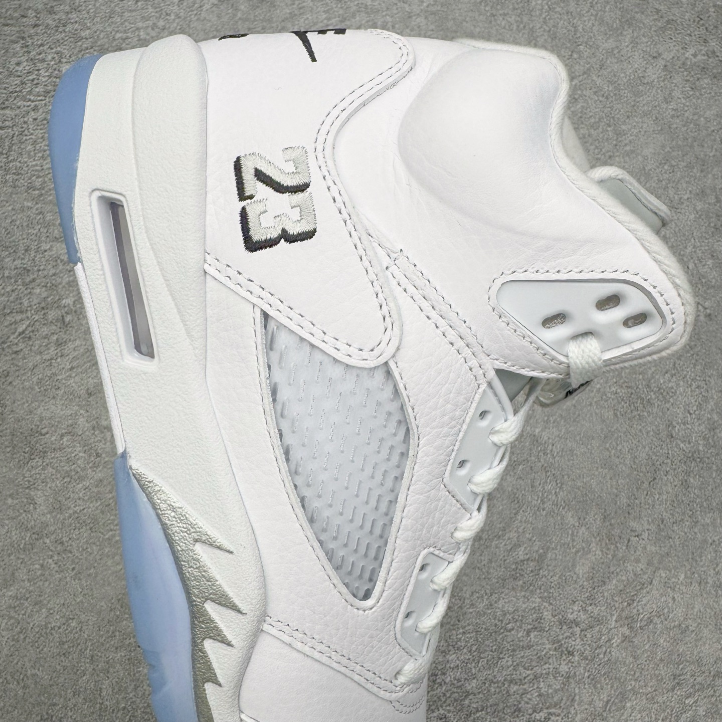 图片[6]-＃PK纯原 Air Jordan AJ5 Retro 白银 HQ7978-103 SZ原厂全套原楦原纸板磨具开发 原厂皮料加持 原厂港宝加持定型后跟R度完美 同源原厂电绣 飞人针数密度立体效果一致 原厂拉帮手法 原厂配置纸衬高频鞋盒 原厂指令配双鞋带 原厂TPU网格鞋带扣 超高鞋面清洁度 最高QC检验标准 控制溢胶瑕疵 到手可放心比对发售原鞋 上脚百分百充正驾驭 尺码：40 40.5 41 42 42.5 43 44 44.5 45 46 47.5-选品中心