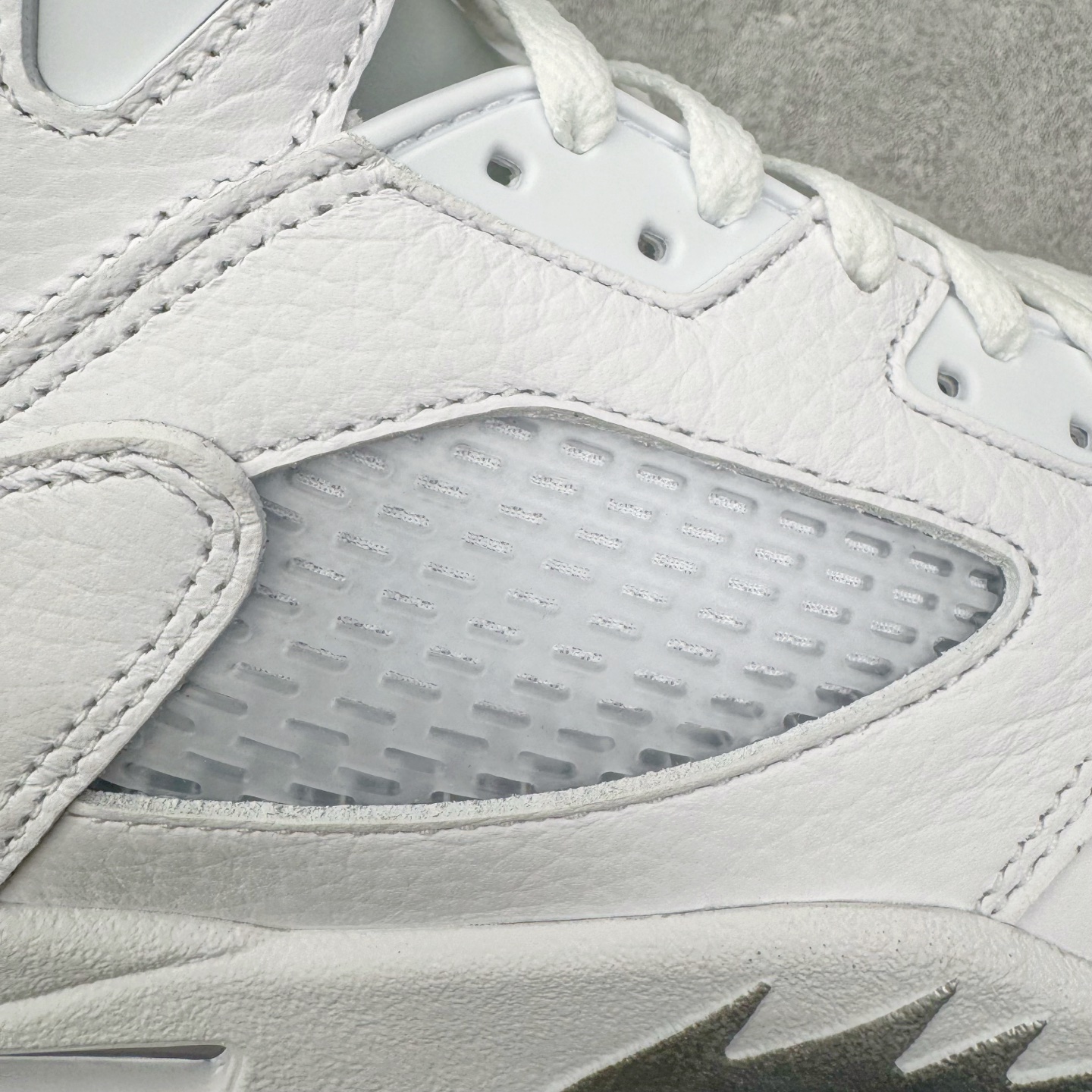 图片[17]-＃PK纯原 Air Jordan AJ5 Retro 白银 HQ7978-103 SZ原厂全套原楦原纸板磨具开发 原厂皮料加持 原厂港宝加持定型后跟R度完美 同源原厂电绣 飞人针数密度立体效果一致 原厂拉帮手法 原厂配置纸衬高频鞋盒 原厂指令配双鞋带 原厂TPU网格鞋带扣 超高鞋面清洁度 最高QC检验标准 控制溢胶瑕疵 到手可放心比对发售原鞋 上脚百分百充正驾驭 尺码：40 40.5 41 42 42.5 43 44 44.5 45 46 47.5-选品中心