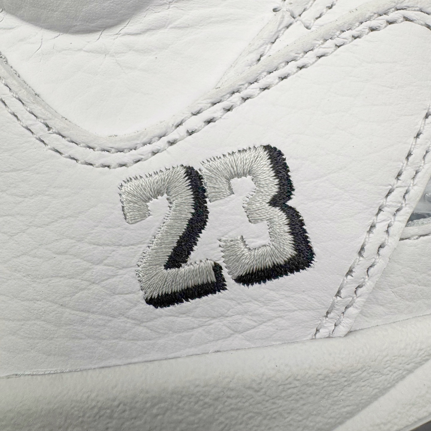 图片[15]-＃PK纯原 Air Jordan AJ5 Retro 白银 HQ7978-103 SZ原厂全套原楦原纸板磨具开发 原厂皮料加持 原厂港宝加持定型后跟R度完美 同源原厂电绣 飞人针数密度立体效果一致 原厂拉帮手法 原厂配置纸衬高频鞋盒 原厂指令配双鞋带 原厂TPU网格鞋带扣 超高鞋面清洁度 最高QC检验标准 控制溢胶瑕疵 到手可放心比对发售原鞋 上脚百分百充正驾驭 尺码：40 40.5 41 42 42.5 43 44 44.5 45 46 47.5-选品中心