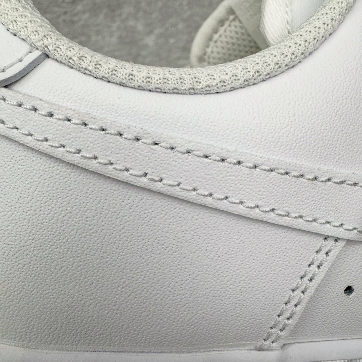 图片[14]-＃PK纯原 NK Air Force 1 Low \’07 空军一号低帮经典板鞋 2025新版 纯白 CW2288-111 独家私模2025全新鱼鳞纹大底 咬花纹路更加清晰 全新排版鞋头倒置五角星 五角星对比旧版老版本 间距放大 星星缩小 全套官方原配件 防尘布袋 全鞋电脑针车 工整有序 视觉效果满分 原厂拉帮手法 标准四线 密度针距针孔大小控制到位 原装反口里网布海绵 正确卡色网眼大小 新版鞋撑改用纸团代替 原厂港宝加持完美还原灵魂版型 从里到外百分百还原 内置Sole气垫 中底白色背胶 已经无限的接近公司 原厂楦头 原厂刺绣 后跟弧度完美 尺码：35.5 36 36.5 37.5 38 38.5 39 40 40.5 41 42 42.5 43 44 44.5 45 46-选品中心