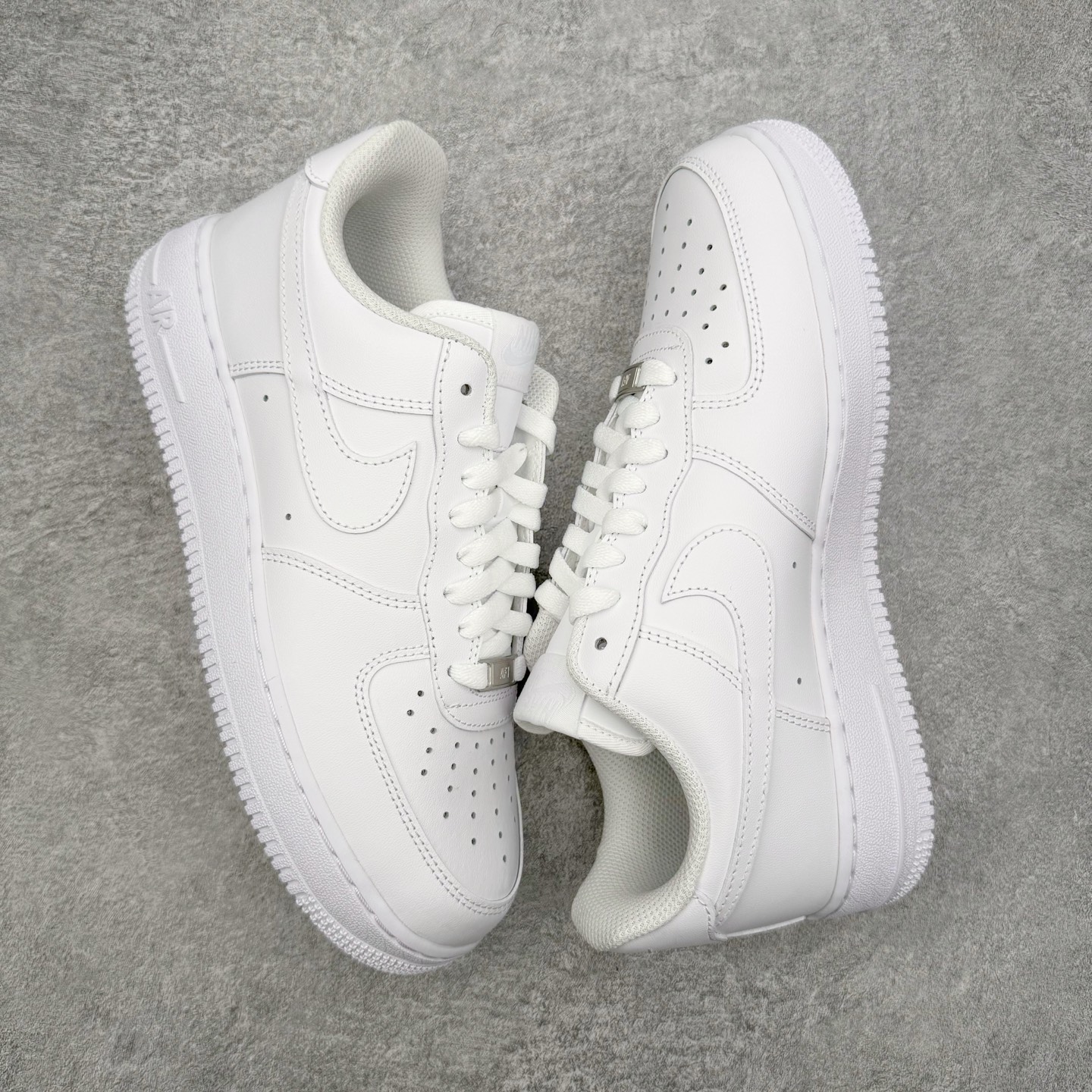 图片[3]-＃PK纯原 NK Air Force 1 Low \’07 空军一号低帮经典板鞋 2025新版 纯白 CW2288-111 独家私模2025全新鱼鳞纹大底 咬花纹路更加清晰 全新排版鞋头倒置五角星 五角星对比旧版老版本 间距放大 星星缩小 全套官方原配件 防尘布袋 全鞋电脑针车 工整有序 视觉效果满分 原厂拉帮手法 标准四线 密度针距针孔大小控制到位 原装反口里网布海绵 正确卡色网眼大小 新版鞋撑改用纸团代替 原厂港宝加持完美还原灵魂版型 从里到外百分百还原 内置Sole气垫 中底白色背胶 已经无限的接近公司 原厂楦头 原厂刺绣 后跟弧度完美 尺码：35.5 36 36.5 37.5 38 38.5 39 40 40.5 41 42 42.5 43 44 44.5 45 46-选品中心