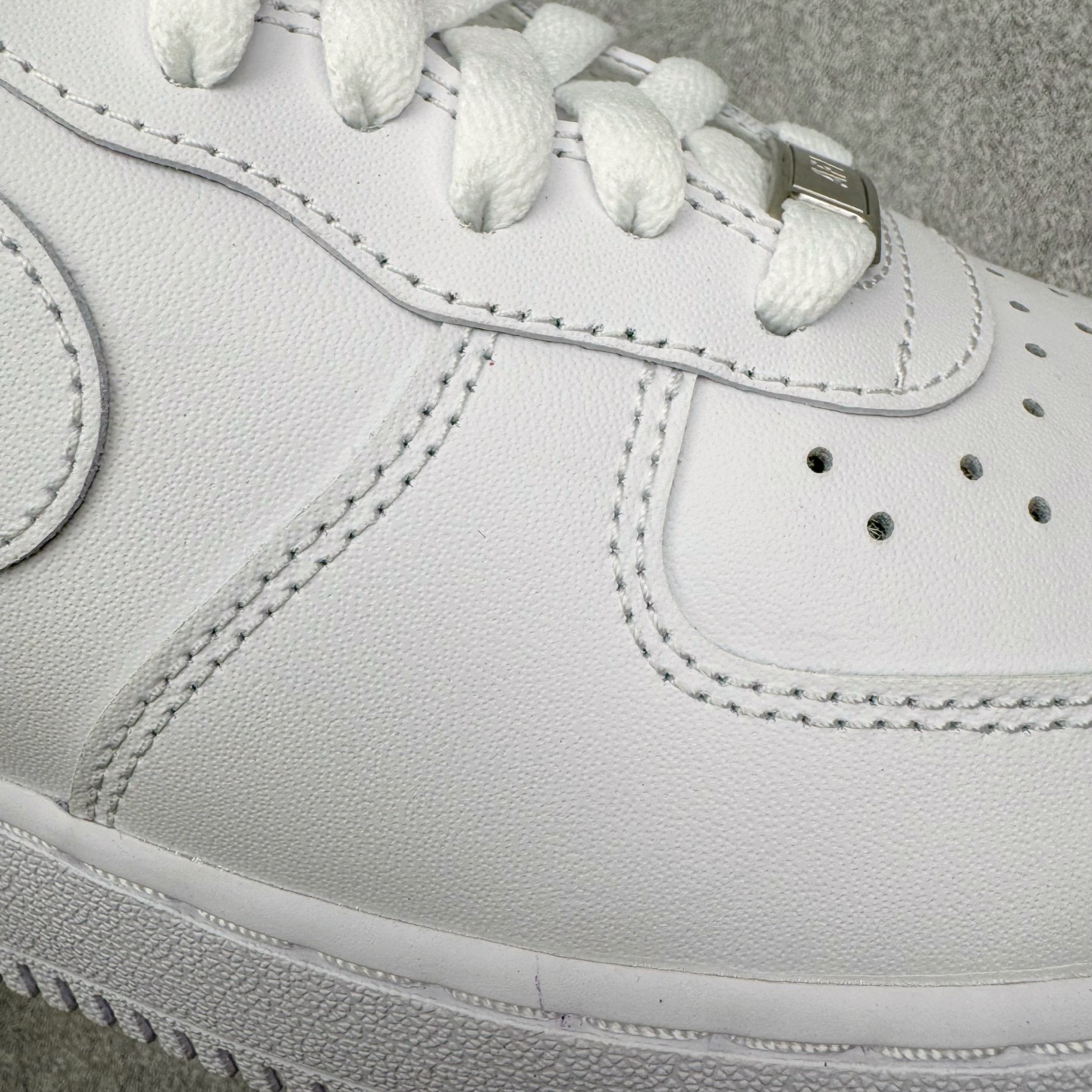 图片[12]-＃PK纯原 NK Air Force 1 Low \’07 空军一号低帮经典板鞋 2025新版 纯白 CW2288-111 独家私模2025全新鱼鳞纹大底 咬花纹路更加清晰 全新排版鞋头倒置五角星 五角星对比旧版老版本 间距放大 星星缩小 全套官方原配件 防尘布袋 全鞋电脑针车 工整有序 视觉效果满分 原厂拉帮手法 标准四线 密度针距针孔大小控制到位 原装反口里网布海绵 正确卡色网眼大小 新版鞋撑改用纸团代替 原厂港宝加持完美还原灵魂版型 从里到外百分百还原 内置Sole气垫 中底白色背胶 已经无限的接近公司 原厂楦头 原厂刺绣 后跟弧度完美 尺码：35.5 36 36.5 37.5 38 38.5 39 40 40.5 41 42 42.5 43 44 44.5 45 46-选品中心