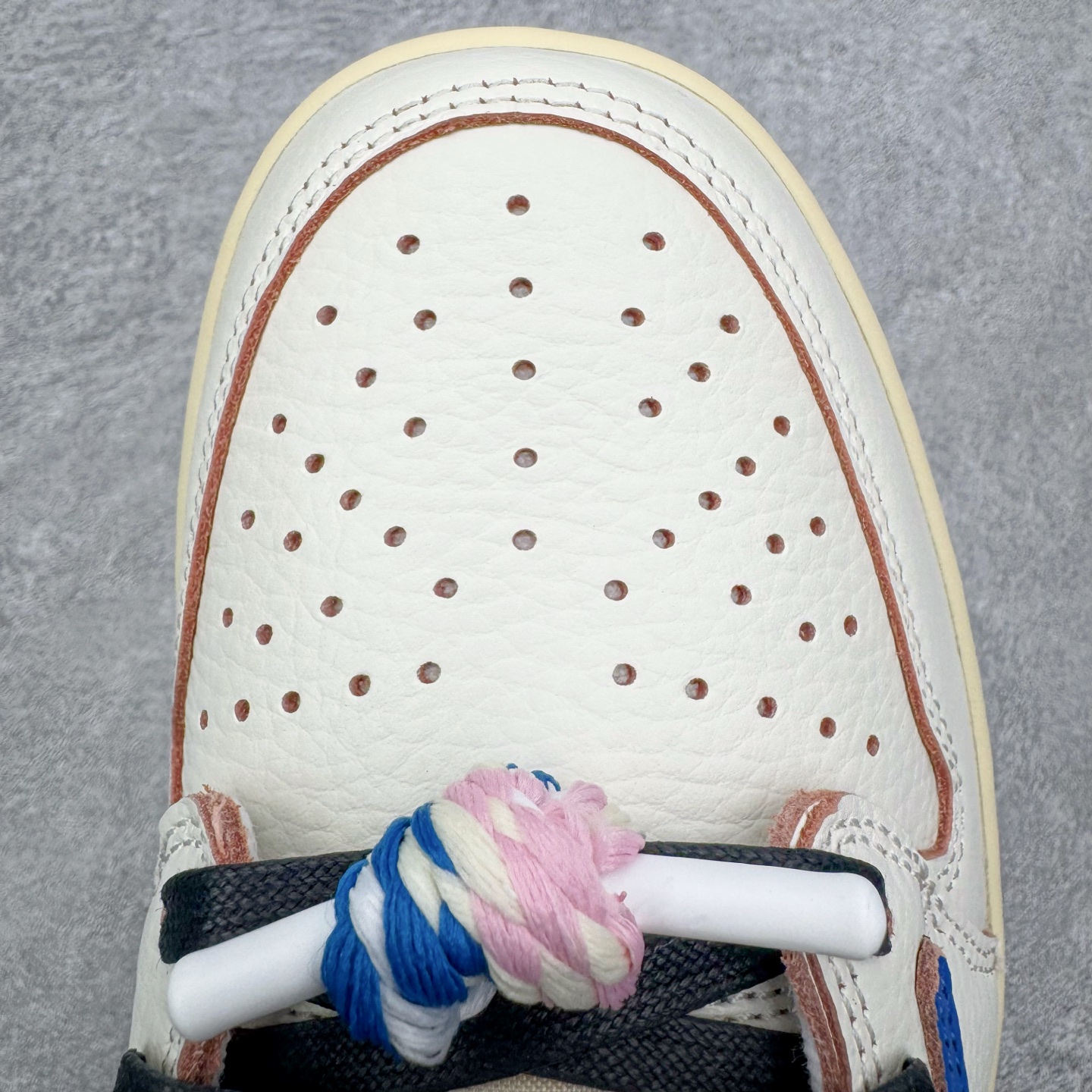 图片[17]-＃PK纯原 Travis Scott x Air Jordan AJ1 Low OG SP TS联名倒钩低帮 白蓝 DM7866-104 圈内最强倒钩系列 高端零售特供批次 产品品控稳定性领先行业 各方面均可对飙L版 良心定价不杀猪 SZ原厂全套原楦原纸板冲刀磨具开发 原厂皮料加持 原厂港宝加持定型后跟R度完美 同源原厂电绣 鬼脸飞翼针数密度立体效果一致 百分百一致原鞋 原厂拉帮工艺 针距密度一致 后跟弧度收口自然不对折 极致一眼正品既视感 进口玻璃冲刀皮料裁剪零毛边 全鞋电脑针车工艺 品控清洁度最高QC检验标准 免检产品 原厂订购鞋盒、鞋标、防尘纸、鞋撑、鞋带 追求极致的原厂味道 尺码：36 36.5 37.5 38 38.5 39 40 40.5 41 42 42.5 43 44 44.5 45 46 47.5-选品中心