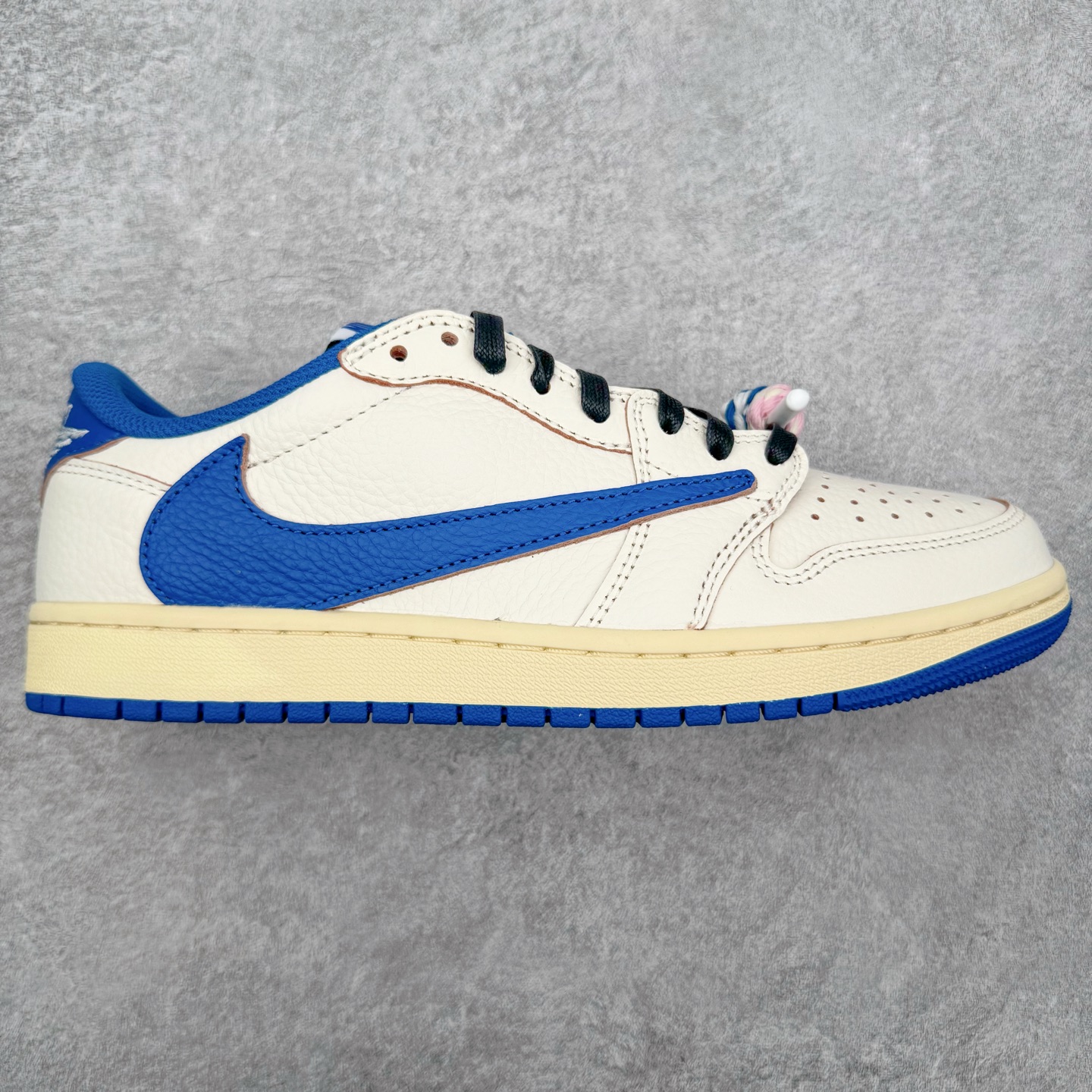 ＃PK纯原 Travis Scott x Air Jordan AJ1 Low OG SP TS联名倒钩低帮 白蓝 DM7866-104 圈内最强倒钩系列 高端零售特供批次 产品品控稳定性领先行业 各方面均可对飙L版 良心定价不杀猪 SZ原厂全套原楦原纸板冲刀磨具开发 原厂皮料加持 原厂港宝加持定型后跟R度完美 同源原厂电绣 鬼脸飞翼针数密度立体效果一致 百分百一致原鞋 原厂拉帮工艺 针距密度一致 后跟弧度收口自然不对折 极致一眼正品既视感 进口玻璃冲刀皮料裁剪零毛边 全鞋电脑针车工艺 品控清洁度最高QC检验标准 免检产品 原厂订购鞋盒、鞋标、防尘纸、鞋撑、鞋带 追求极致的原厂味道 尺码：36 36.5 37.5 38 38.5 39 40 40.5 41 42 42.5 43 44 44.5 45 46 47.5-选品中心