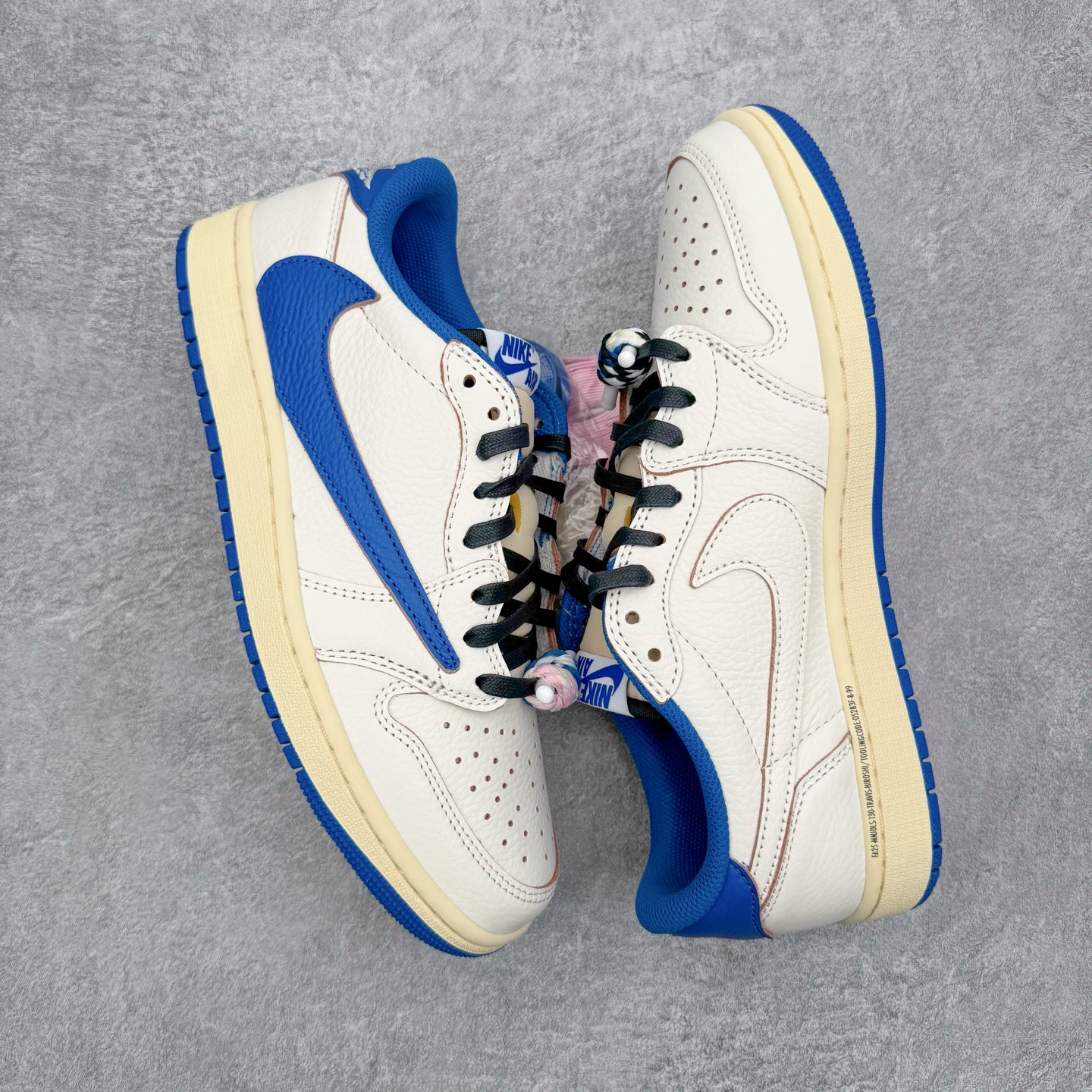 图片[3]-＃PK纯原 Travis Scott x Air Jordan AJ1 Low OG SP TS联名倒钩低帮 白蓝 DM7866-104 圈内最强倒钩系列 高端零售特供批次 产品品控稳定性领先行业 各方面均可对飙L版 良心定价不杀猪 SZ原厂全套原楦原纸板冲刀磨具开发 原厂皮料加持 原厂港宝加持定型后跟R度完美 同源原厂电绣 鬼脸飞翼针数密度立体效果一致 百分百一致原鞋 原厂拉帮工艺 针距密度一致 后跟弧度收口自然不对折 极致一眼正品既视感 进口玻璃冲刀皮料裁剪零毛边 全鞋电脑针车工艺 品控清洁度最高QC检验标准 免检产品 原厂订购鞋盒、鞋标、防尘纸、鞋撑、鞋带 追求极致的原厂味道 尺码：36 36.5 37.5 38 38.5 39 40 40.5 41 42 42.5 43 44 44.5 45 46 47.5-选品中心