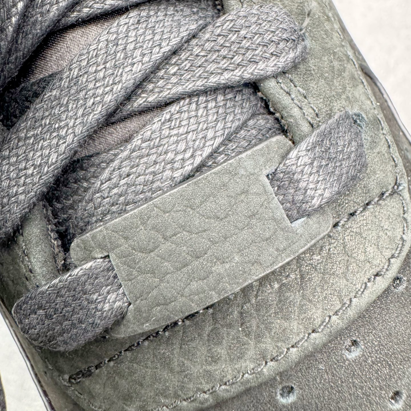 图片[17]-＃纯原 Swarovski x Ja Morant x Nike Air Force 1 空军一号莫兰特斯华洛世奇 三方联名 黑钻石 IQ9772-001 独家私模2025全新鱼鳞纹大底 咬花纹路更加清晰 全新排版鞋头倒置五角星 五角星对比旧版老版本 间距放大 星星缩小 全套官方原配件 防尘布袋 全鞋电脑针车 工整有序 视觉效果满分 原厂拉帮手法 标准四线 密度针距针孔大小控制到位 原装反口里网布海绵 正确卡色网眼大小 新版鞋撑改用纸团代替 原厂港宝加持完美还原灵魂版型 从里到外百分百还原 内置Sole气垫 中底白色背胶 已经无限的接近公司 原厂楦头 原厂刺绣 后跟弧度完美 独家私模最大开发到48.5 尺码：40 40.5 41 42 42.5 43 44 44.5 45 46 47.5 48.5-选品中心