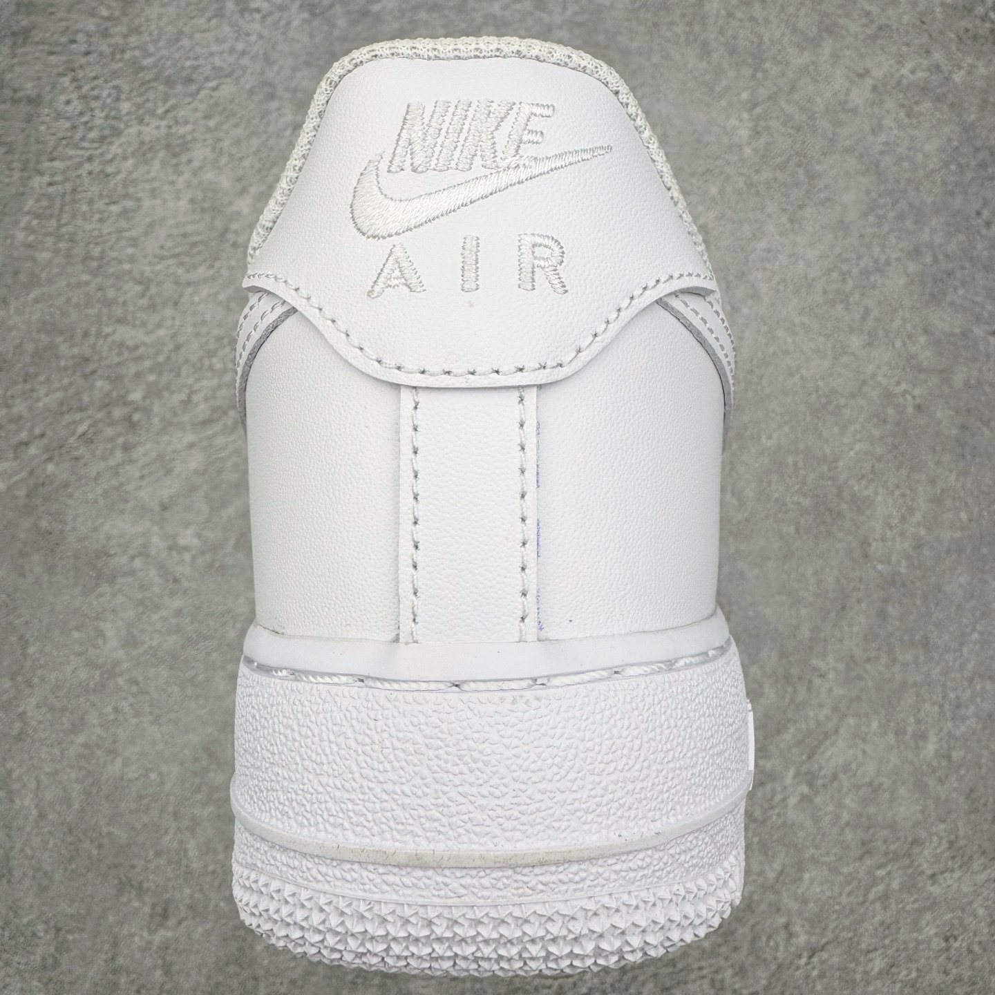 图片[8]-＃PK纯原 NK Air Force 1 Low \’07 空军一号低帮经典板鞋 2025新版 纯白 CW2288-111 独家私模2025全新鱼鳞纹大底 咬花纹路更加清晰 全新排版鞋头倒置五角星 五角星对比旧版老版本 间距放大 星星缩小 全套官方原配件 防尘布袋 全鞋电脑针车 工整有序 视觉效果满分 原厂拉帮手法 标准四线 密度针距针孔大小控制到位 原装反口里网布海绵 正确卡色网眼大小 新版鞋撑改用纸团代替 原厂港宝加持完美还原灵魂版型 从里到外百分百还原 内置Sole气垫 中底白色背胶 已经无限的接近公司 原厂楦头 原厂刺绣 后跟弧度完美 尺码：35.5 36 36.5 37.5 38 38.5 39 40 40.5 41 42 42.5 43 44 44.5 45 46-选品中心