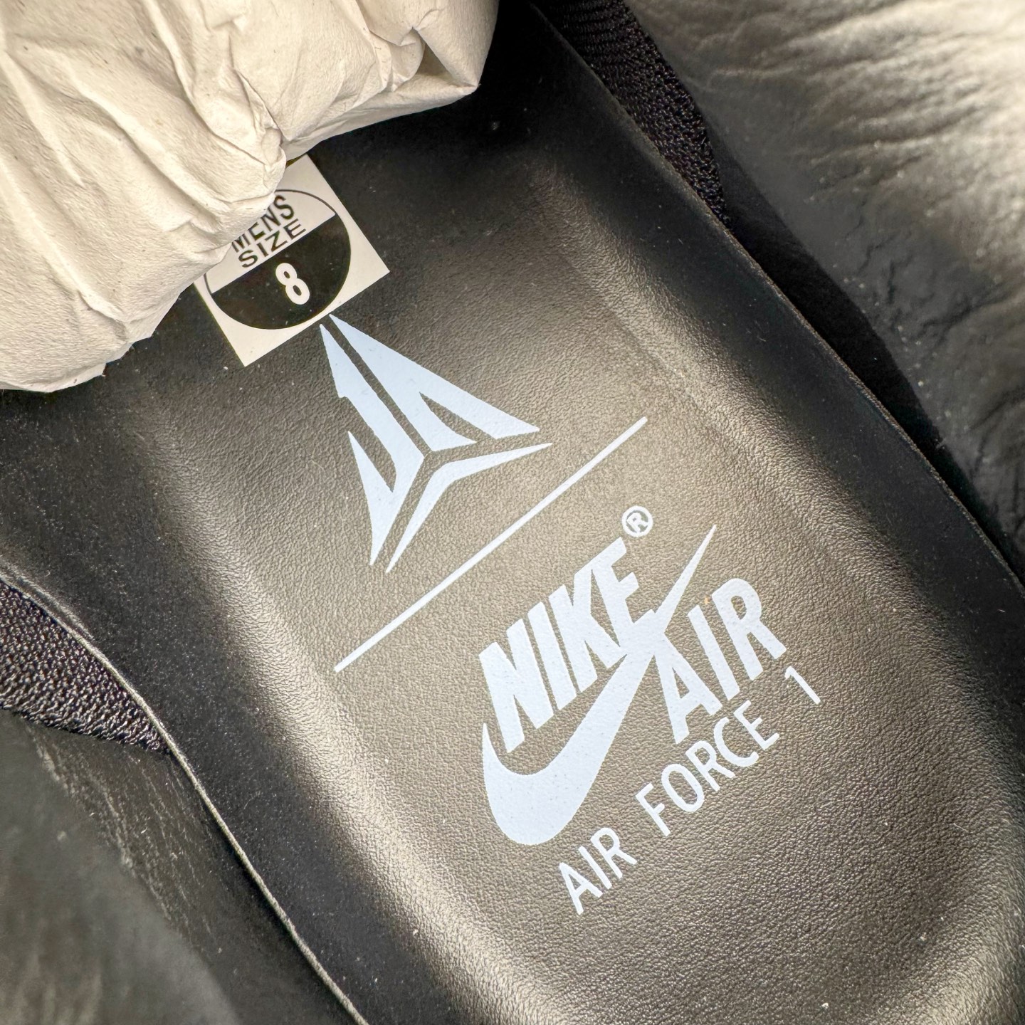 图片[15]-＃纯原 Swarovski x Ja Morant x Nike Air Force 1 空军一号莫兰特斯华洛世奇 三方联名 黑钻石 IQ9772-001 独家私模2025全新鱼鳞纹大底 咬花纹路更加清晰 全新排版鞋头倒置五角星 五角星对比旧版老版本 间距放大 星星缩小 全套官方原配件 防尘布袋 全鞋电脑针车 工整有序 视觉效果满分 原厂拉帮手法 标准四线 密度针距针孔大小控制到位 原装反口里网布海绵 正确卡色网眼大小 新版鞋撑改用纸团代替 原厂港宝加持完美还原灵魂版型 从里到外百分百还原 内置Sole气垫 中底白色背胶 已经无限的接近公司 原厂楦头 原厂刺绣 后跟弧度完美 独家私模最大开发到48.5 尺码：40 40.5 41 42 42.5 43 44 44.5 45 46 47.5 48.5-选品中心