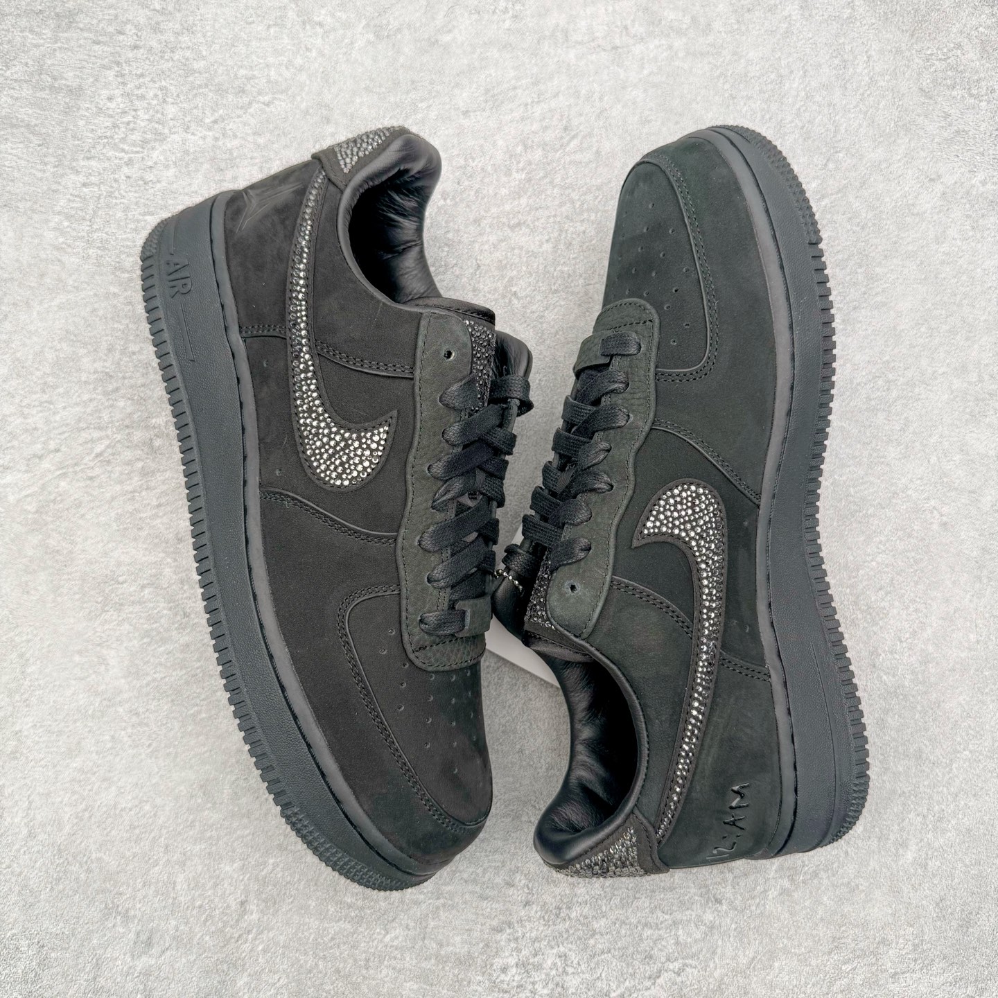图片[3]-＃纯原 Swarovski x Ja Morant x Nike Air Force 1 空军一号莫兰特斯华洛世奇 三方联名 黑钻石 IQ9772-001 独家私模2025全新鱼鳞纹大底 咬花纹路更加清晰 全新排版鞋头倒置五角星 五角星对比旧版老版本 间距放大 星星缩小 全套官方原配件 防尘布袋 全鞋电脑针车 工整有序 视觉效果满分 原厂拉帮手法 标准四线 密度针距针孔大小控制到位 原装反口里网布海绵 正确卡色网眼大小 新版鞋撑改用纸团代替 原厂港宝加持完美还原灵魂版型 从里到外百分百还原 内置Sole气垫 中底白色背胶 已经无限的接近公司 原厂楦头 原厂刺绣 后跟弧度完美 独家私模最大开发到48.5 尺码：40 40.5 41 42 42.5 43 44 44.5 45 46 47.5 48.5-选品中心