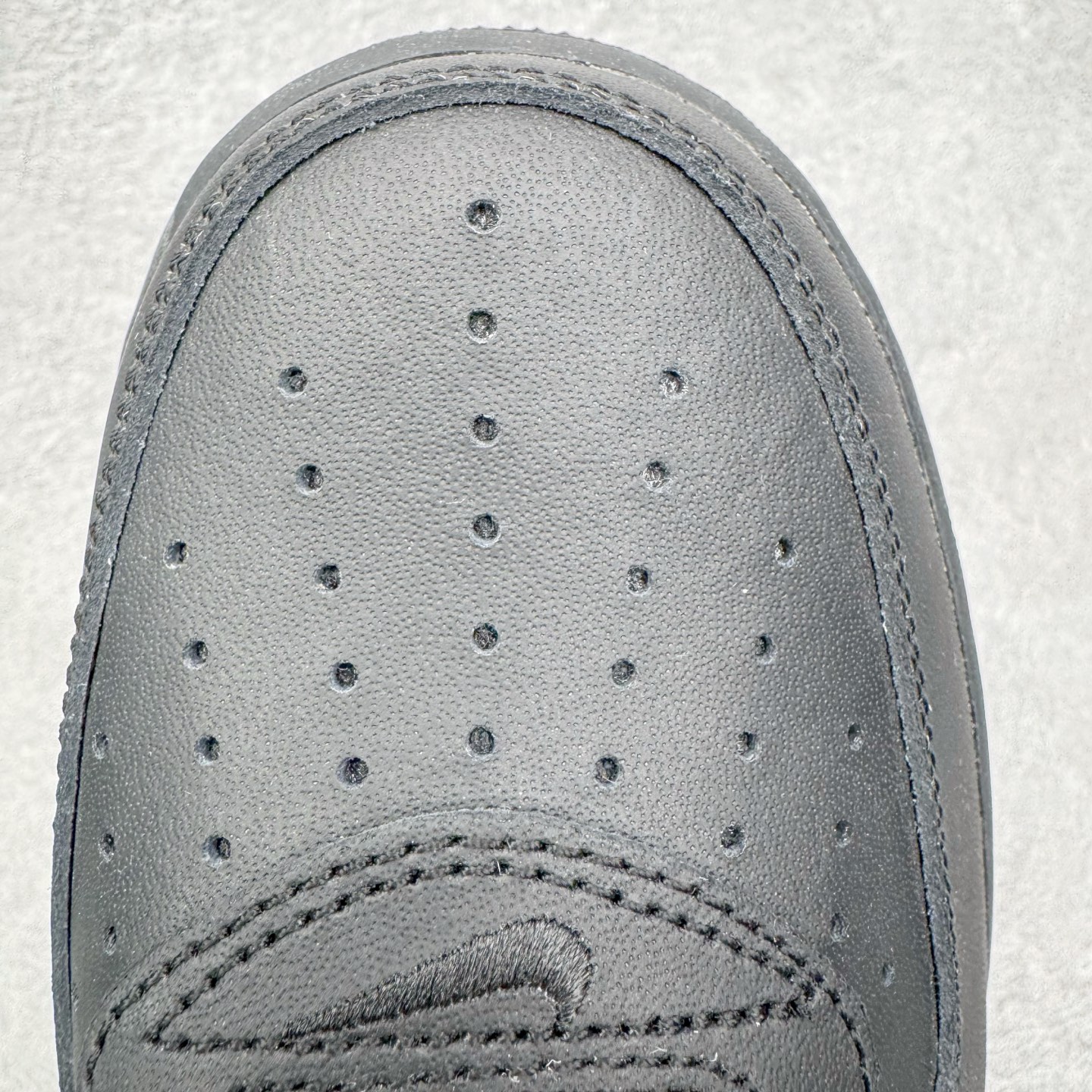 图片[14]-＃PK纯原 Supreme x NK AIR Force 1 Low 空军一号联名 黑白 CU9225-002 注意此配色为原厂皮料 独家私模2025全新鱼鳞纹大底 咬花纹路更加清晰 全新排版鞋头倒置五角星 五角星对比旧版老版本 间距放大 星星缩小 全套官方原配件 防尘布袋 全鞋电脑针车 工整有序 视觉效果满分 原厂拉帮手法 标准四线 密度针距针孔大小控制到位 原装反口里网布海绵 正确卡色网眼大小 新版鞋撑改用纸团代替 原厂港宝加持完美还原灵魂版型 从里到外百分百还原 内置Sole气垫 中底白色背胶 已经无限的接近公司 原厂楦头 原厂刺绣 后跟弧度完美 尺码：35.5 36 36.5 37.5 38 38.5 39 40 40.5 41 42 42.5 43 44 44.5 45 46-选品中心