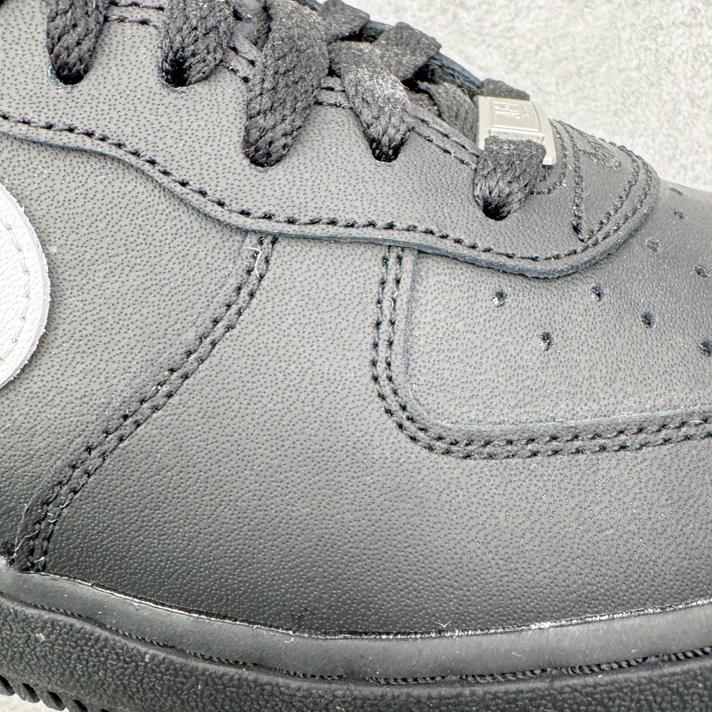 图片[18]-＃PK纯原 Supreme x NK AIR Force 1 Low 空军一号联名 黑白 CU9225-002 注意此配色为原厂皮料 独家私模2025全新鱼鳞纹大底 咬花纹路更加清晰 全新排版鞋头倒置五角星 五角星对比旧版老版本 间距放大 星星缩小 全套官方原配件 防尘布袋 全鞋电脑针车 工整有序 视觉效果满分 原厂拉帮手法 标准四线 密度针距针孔大小控制到位 原装反口里网布海绵 正确卡色网眼大小 新版鞋撑改用纸团代替 原厂港宝加持完美还原灵魂版型 从里到外百分百还原 内置Sole气垫 中底白色背胶 已经无限的接近公司 原厂楦头 原厂刺绣 后跟弧度完美 尺码：35.5 36 36.5 37.5 38 38.5 39 40 40.5 41 42 42.5 43 44 44.5 45 46-选品中心