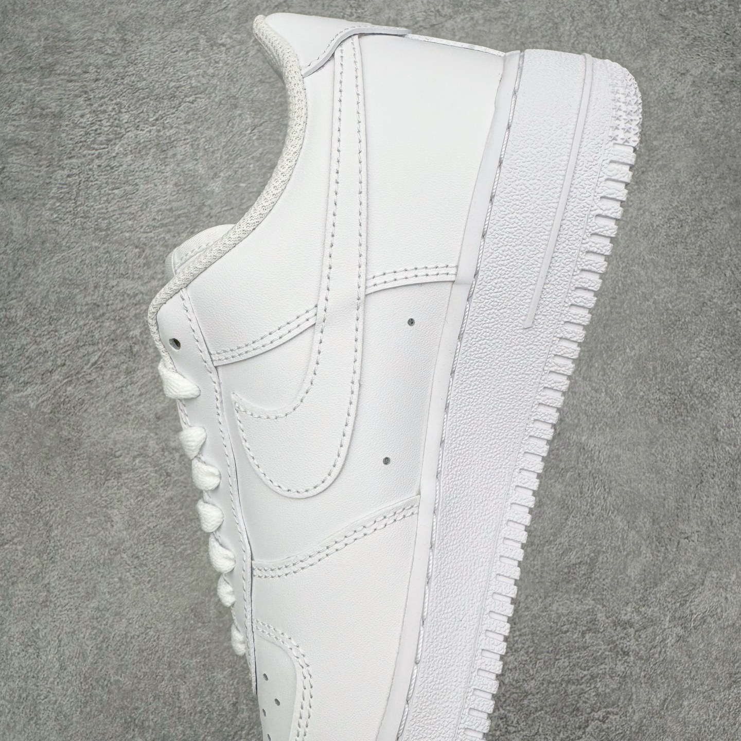 图片[7]-＃PK纯原 NK Air Force 1 Low \’07 空军一号低帮经典板鞋 2025新版 纯白 CW2288-111 独家私模2025全新鱼鳞纹大底 咬花纹路更加清晰 全新排版鞋头倒置五角星 五角星对比旧版老版本 间距放大 星星缩小 全套官方原配件 防尘布袋 全鞋电脑针车 工整有序 视觉效果满分 原厂拉帮手法 标准四线 密度针距针孔大小控制到位 原装反口里网布海绵 正确卡色网眼大小 新版鞋撑改用纸团代替 原厂港宝加持完美还原灵魂版型 从里到外百分百还原 内置Sole气垫 中底白色背胶 已经无限的接近公司 原厂楦头 原厂刺绣 后跟弧度完美 尺码：35.5 36 36.5 37.5 38 38.5 39 40 40.5 41 42 42.5 43 44 44.5 45 46-选品中心