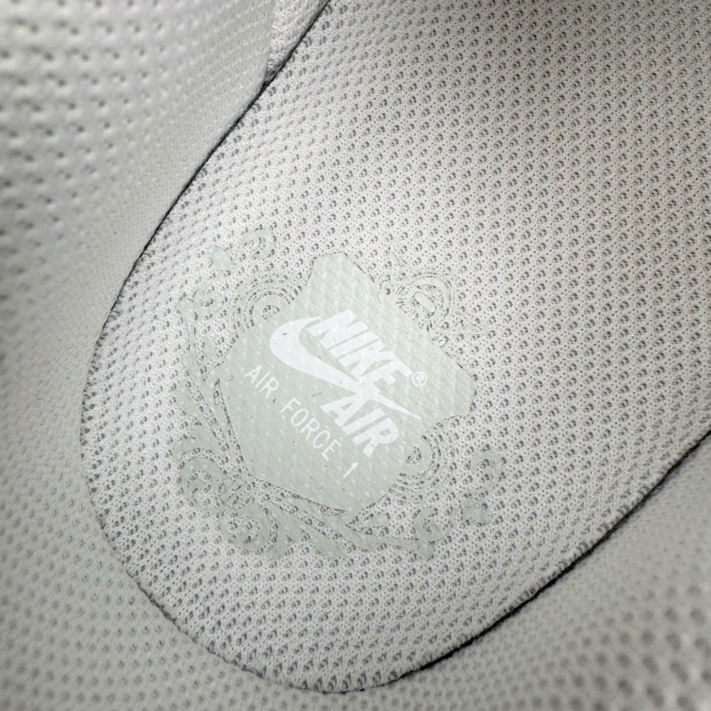 图片[19]-＃PK纯原 NK Air Force 1 Low \’07 空军一号低帮经典板鞋 2025新版 纯白 CW2288-111 独家私模2025全新鱼鳞纹大底 咬花纹路更加清晰 全新排版鞋头倒置五角星 五角星对比旧版老版本 间距放大 星星缩小 全套官方原配件 防尘布袋 全鞋电脑针车 工整有序 视觉效果满分 原厂拉帮手法 标准四线 密度针距针孔大小控制到位 原装反口里网布海绵 正确卡色网眼大小 新版鞋撑改用纸团代替 原厂港宝加持完美还原灵魂版型 从里到外百分百还原 内置Sole气垫 中底白色背胶 已经无限的接近公司 原厂楦头 原厂刺绣 后跟弧度完美 尺码：35.5 36 36.5 37.5 38 38.5 39 40 40.5 41 42 42.5 43 44 44.5 45 46-选品中心