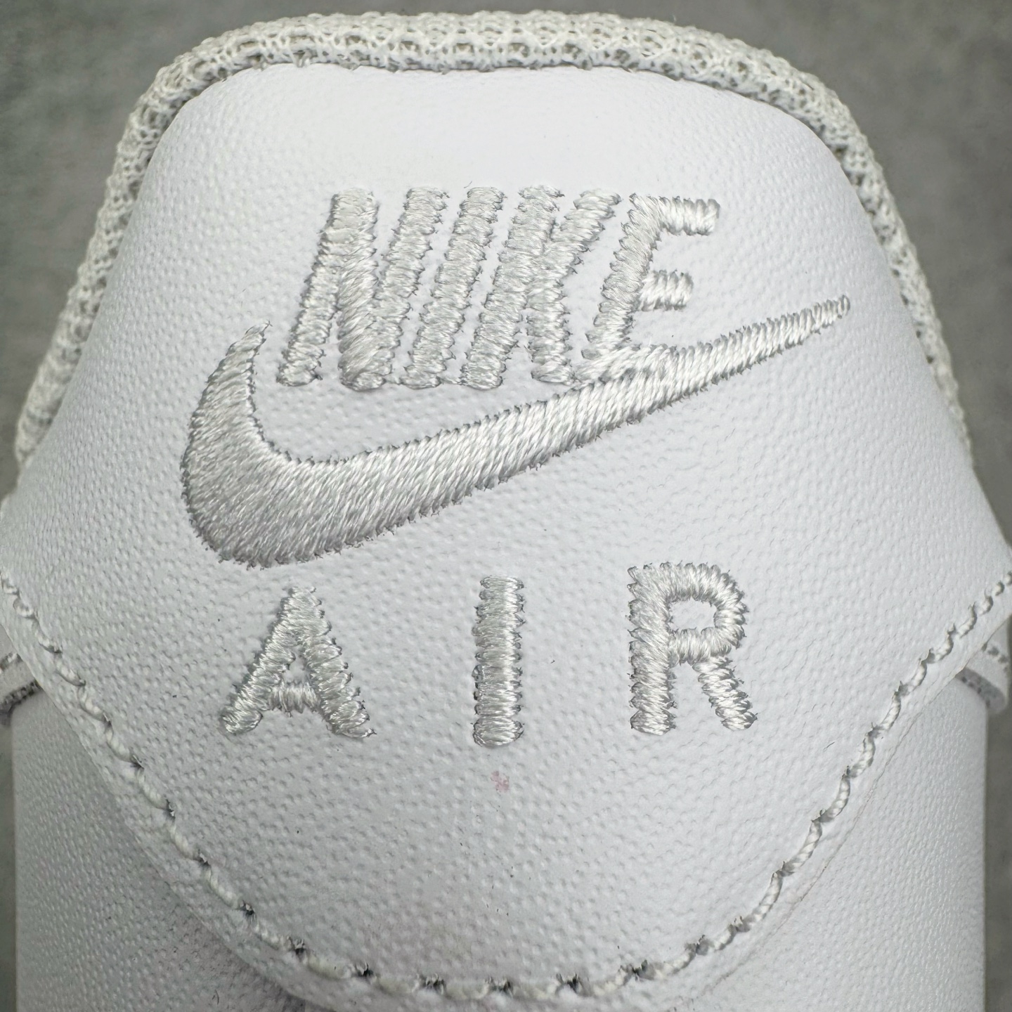 图片[10]-＃PK纯原 NK Air Force 1 Low \’07 空军一号低帮经典板鞋 2025新版 纯白 CW2288-111 独家私模2025全新鱼鳞纹大底 咬花纹路更加清晰 全新排版鞋头倒置五角星 五角星对比旧版老版本 间距放大 星星缩小 全套官方原配件 防尘布袋 全鞋电脑针车 工整有序 视觉效果满分 原厂拉帮手法 标准四线 密度针距针孔大小控制到位 原装反口里网布海绵 正确卡色网眼大小 新版鞋撑改用纸团代替 原厂港宝加持完美还原灵魂版型 从里到外百分百还原 内置Sole气垫 中底白色背胶 已经无限的接近公司 原厂楦头 原厂刺绣 后跟弧度完美 尺码：35.5 36 36.5 37.5 38 38.5 39 40 40.5 41 42 42.5 43 44 44.5 45 46-选品中心