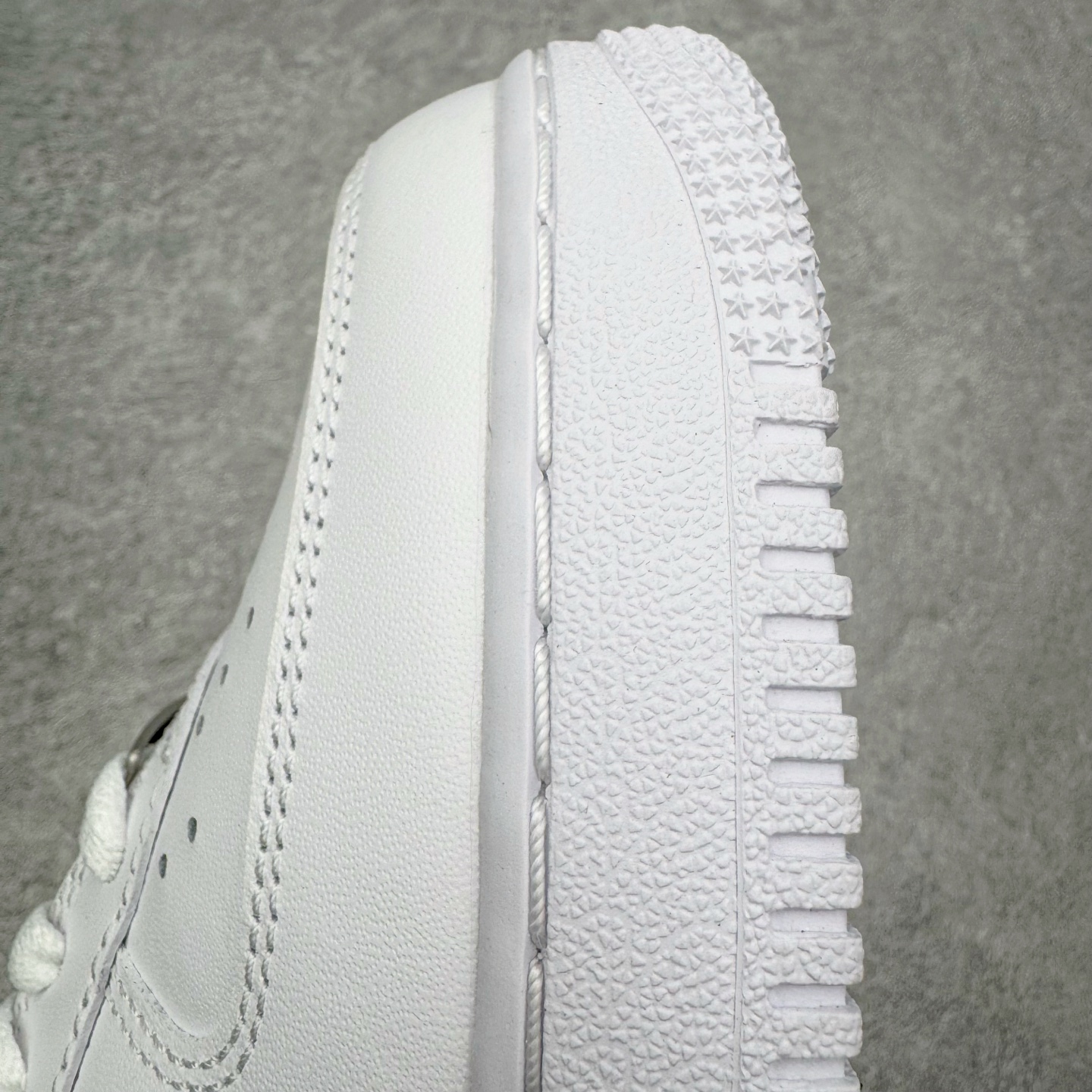 图片[15]-＃PK纯原 NK Air Force 1 Low \’07 空军一号低帮经典板鞋 2025新版 纯白 CW2288-111 独家私模2025全新鱼鳞纹大底 咬花纹路更加清晰 全新排版鞋头倒置五角星 五角星对比旧版老版本 间距放大 星星缩小 全套官方原配件 防尘布袋 全鞋电脑针车 工整有序 视觉效果满分 原厂拉帮手法 标准四线 密度针距针孔大小控制到位 原装反口里网布海绵 正确卡色网眼大小 新版鞋撑改用纸团代替 原厂港宝加持完美还原灵魂版型 从里到外百分百还原 内置Sole气垫 中底白色背胶 已经无限的接近公司 原厂楦头 原厂刺绣 后跟弧度完美 尺码：35.5 36 36.5 37.5 38 38.5 39 40 40.5 41 42 42.5 43 44 44.5 45 46-选品中心